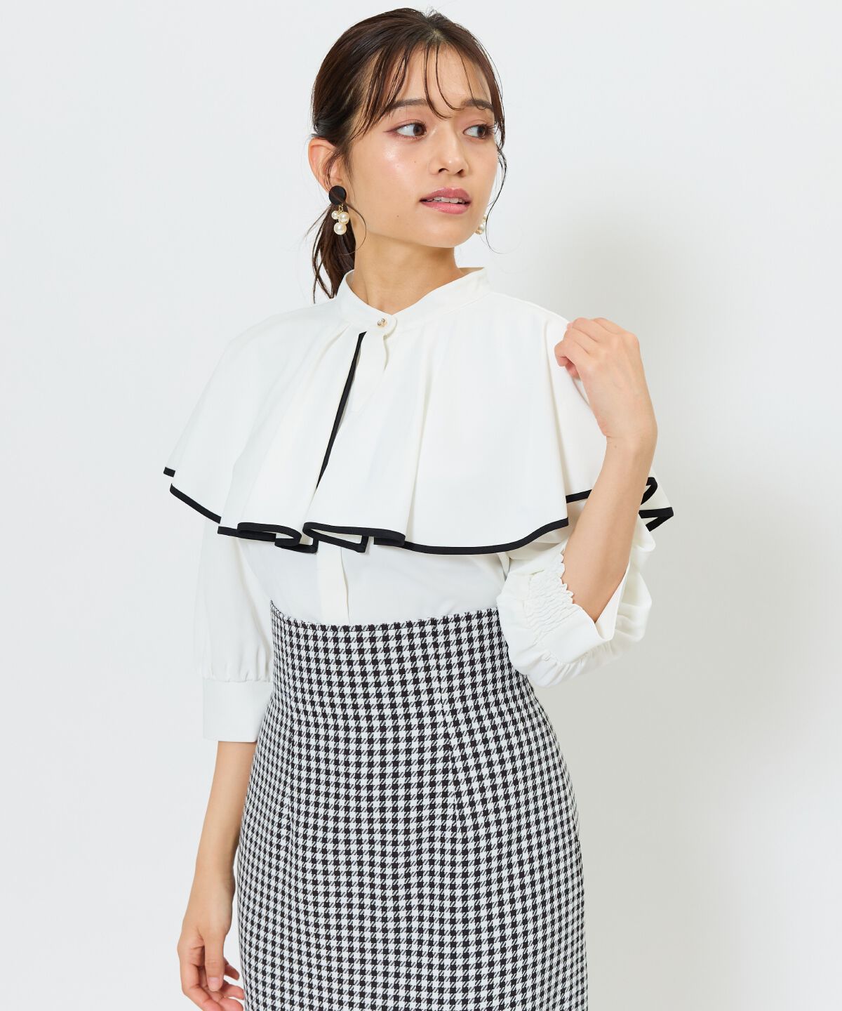 アンドクチュール「パイピングケープブラウス」|シャツ・ブラウス|オフ