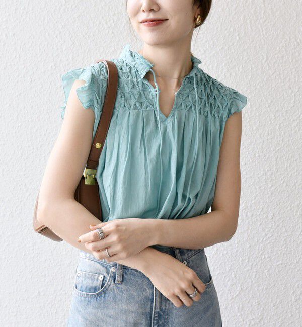 SHIPS any「SHIPS any:〈洗濯機可能〉ハンドスモッキング コットン フリル スタンドカラー ブラウス」|シャツ・ブラウス|ライトブルー