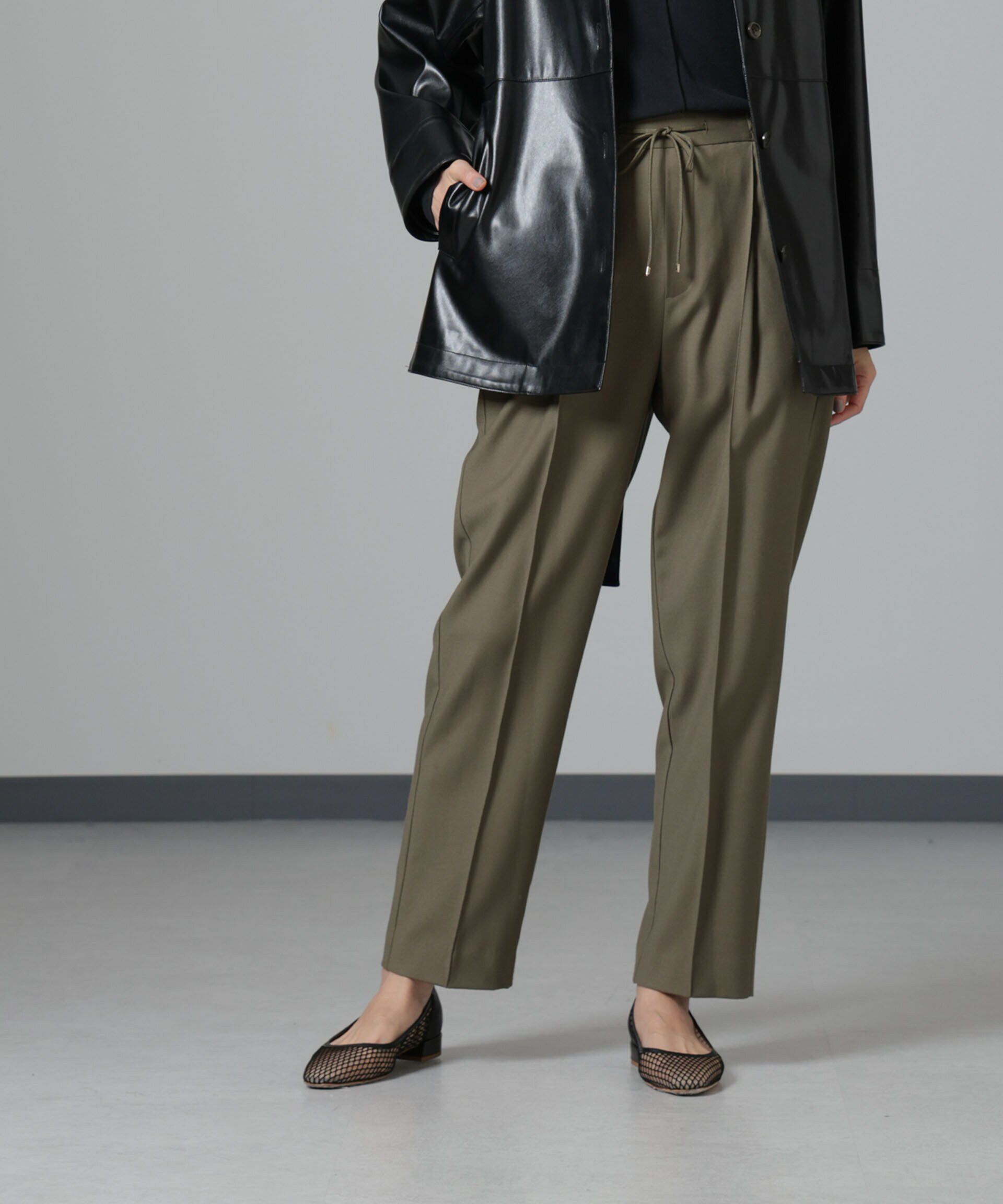 nano･universe「ウラキモウ ピンタックイージーテーパードパンツ」|チノ|カーキ