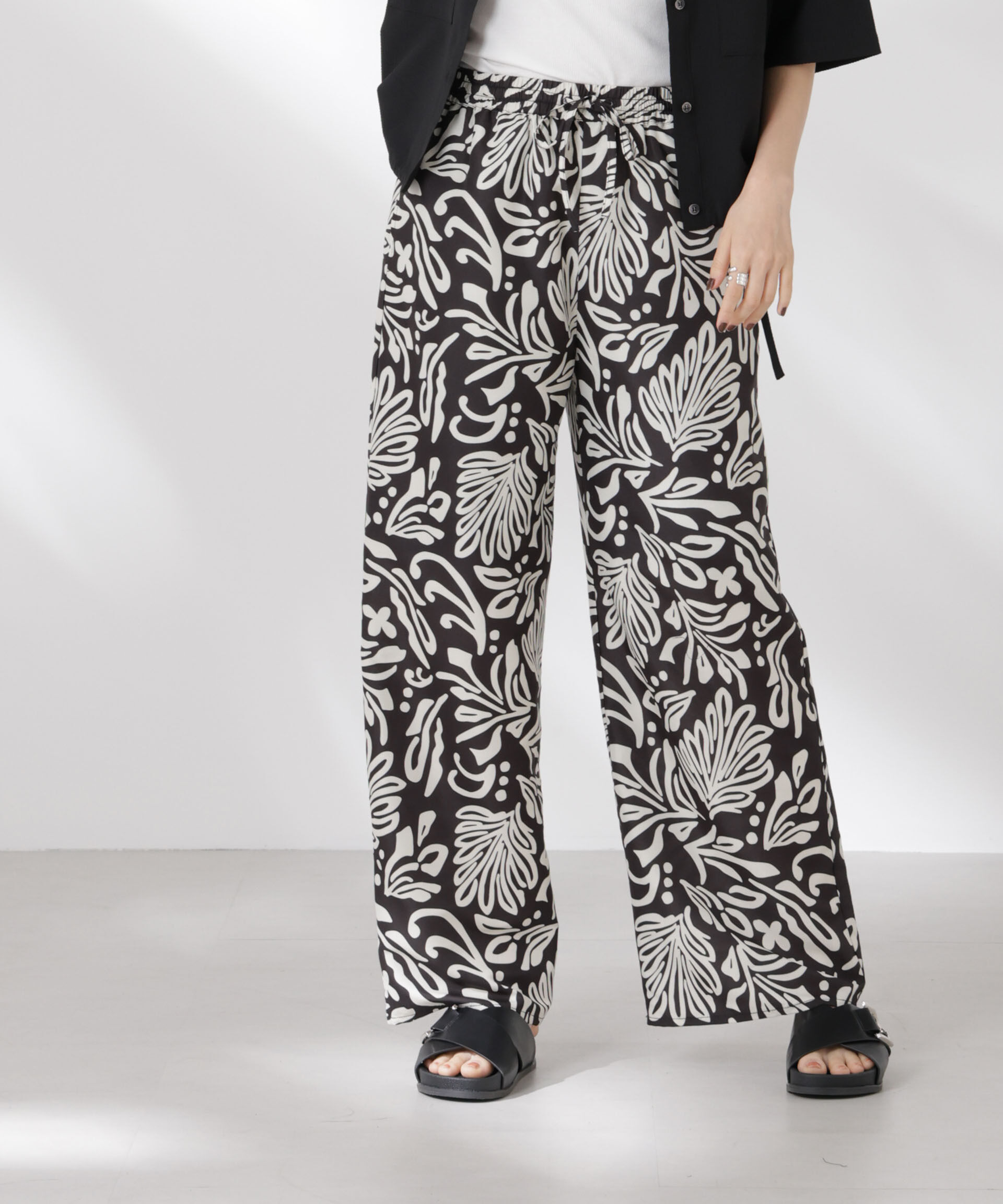 nano･universe「ボタニカルプリントイージーワイドパンツ(セットアップ可)」|チノ|ブラック