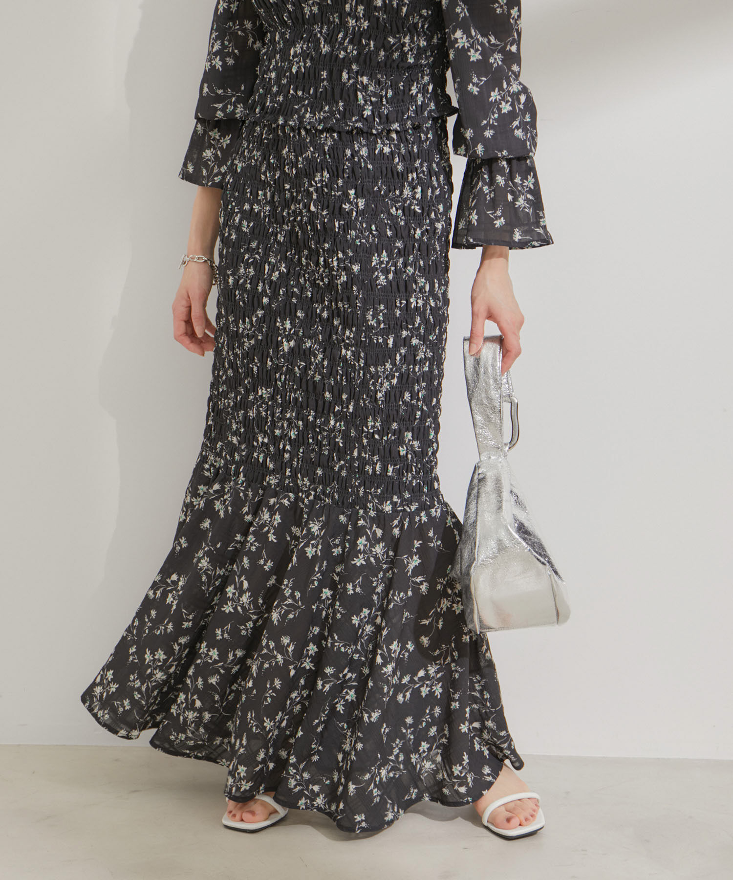 VIS「【セットアップ対応】花柄シャーリングロングスカート」|スカート|ブラック系(02)