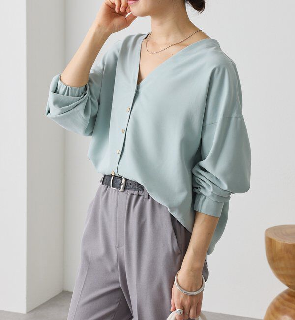  「【女性らしい抜け感】メタルボタンノーカラーブラウス」|シャツ・ブラウス|