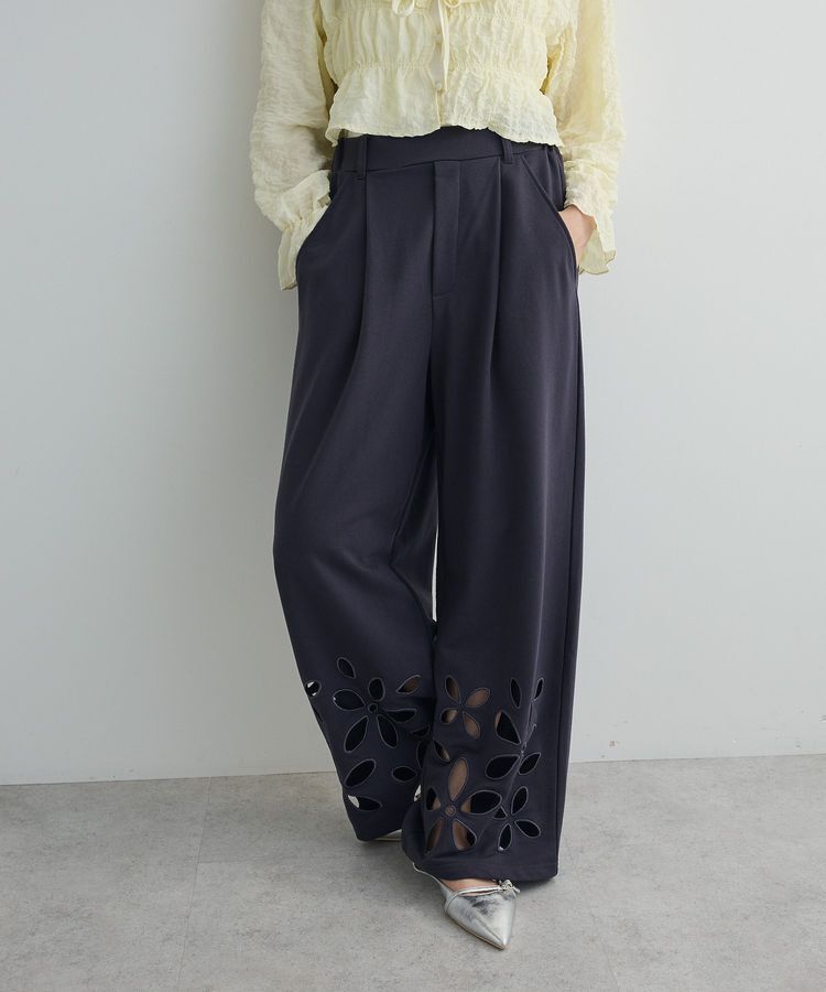 AnriettMusee「フラワーくり抜き刺繍スウェットワイドパンツ」|その他|Charcoal Gray