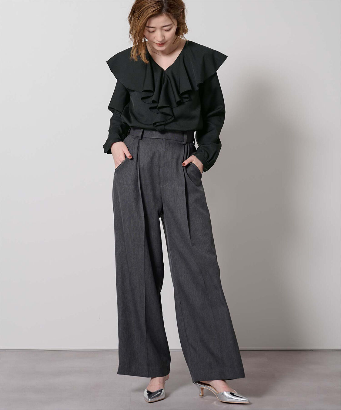 ur's「Vネックラッフルブラウス」|シャツ・ブラウス|