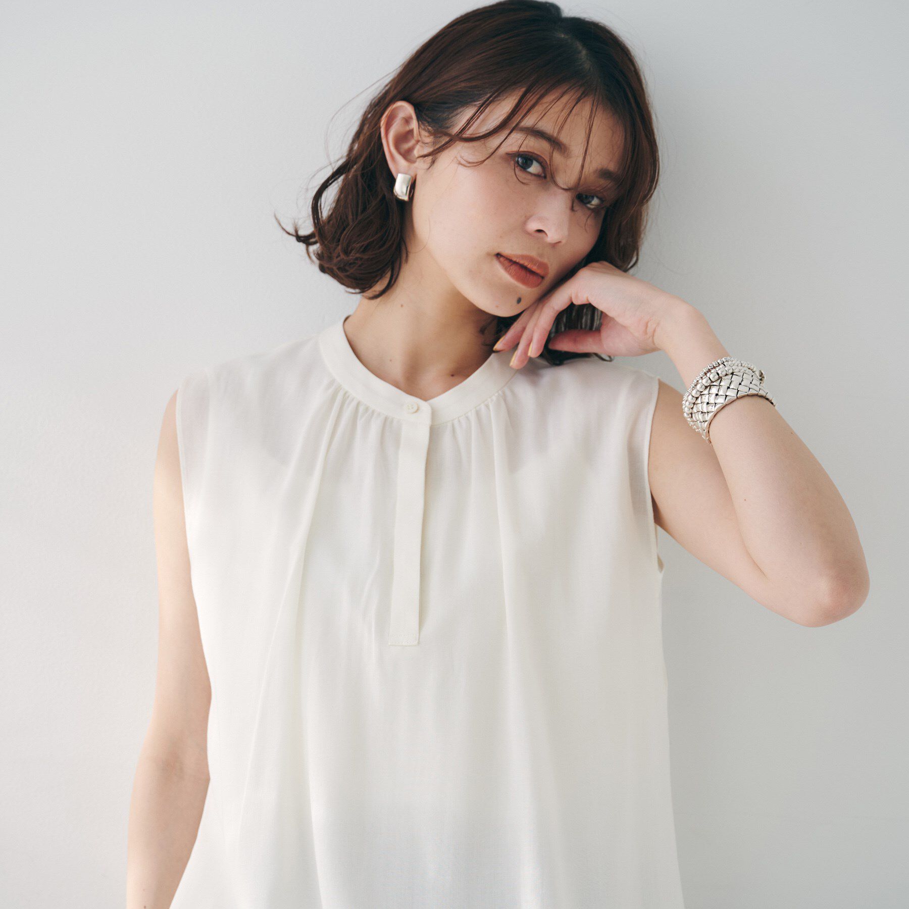 UNTITLED「【シアー/バンドカラー】バルーンヘムノースリーブブラウス」|シャツ・ブラウス|