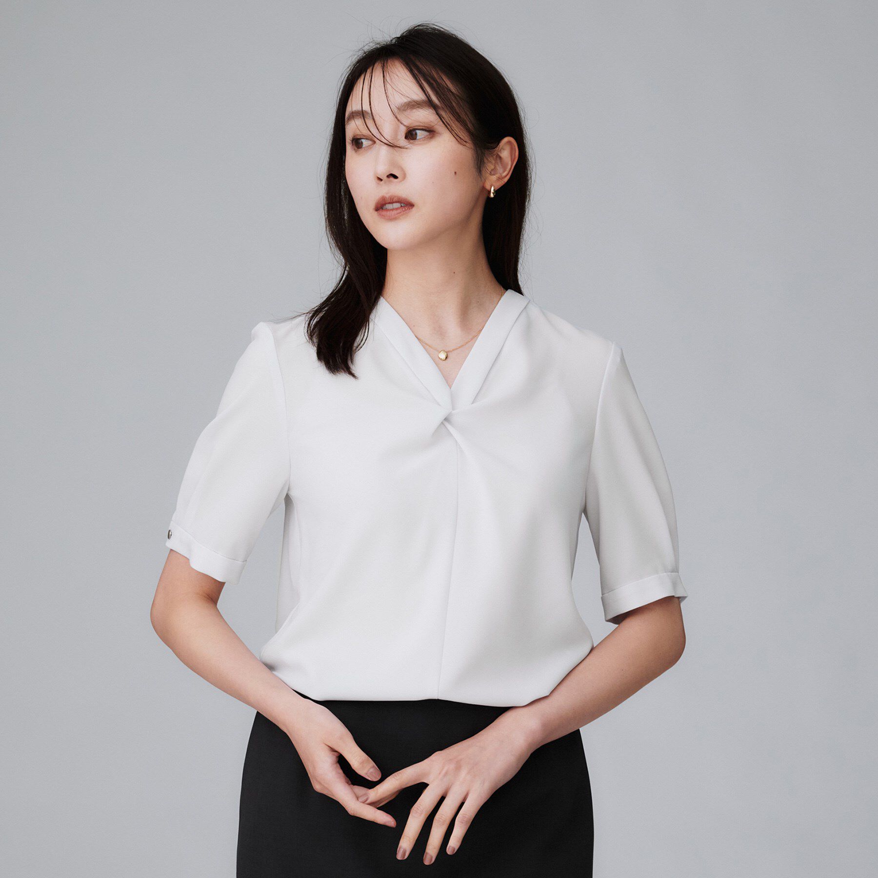 UNTITLED「【洗える/ストレッチ/通勤】Vネックブラウス」|シャツ・ブラウス|ライトグレー(011