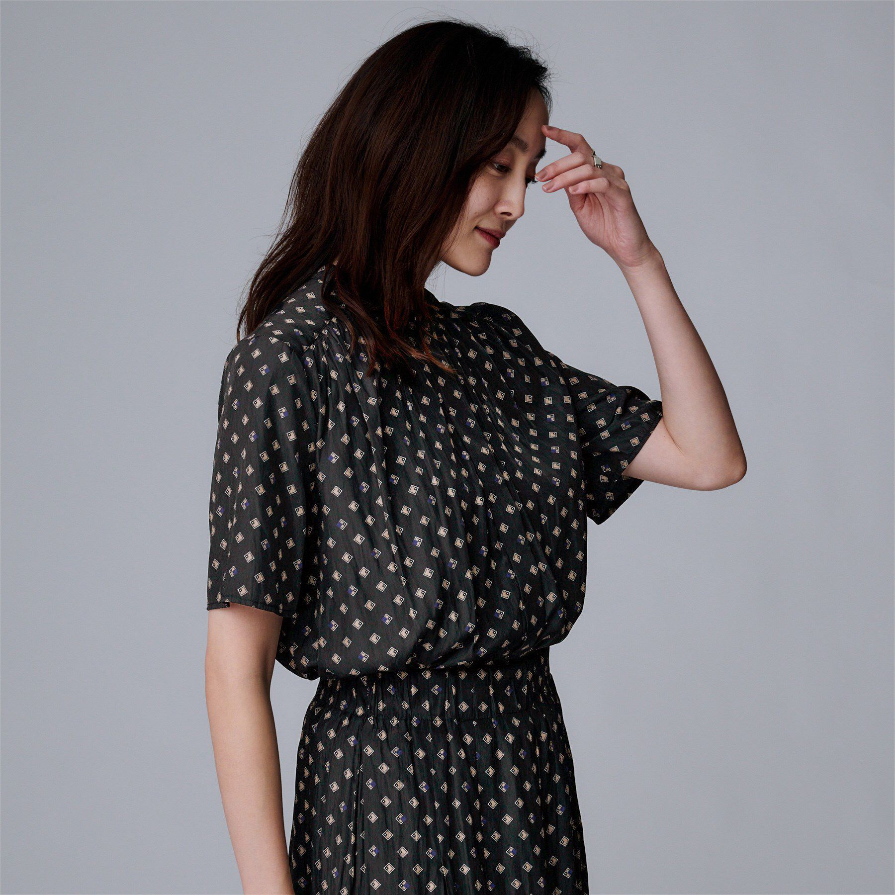 UNTITLED「【セットアップ可/リラクシー/通勤】スクエアジオメ柄ブラウス」|シャツ・ブラウス|