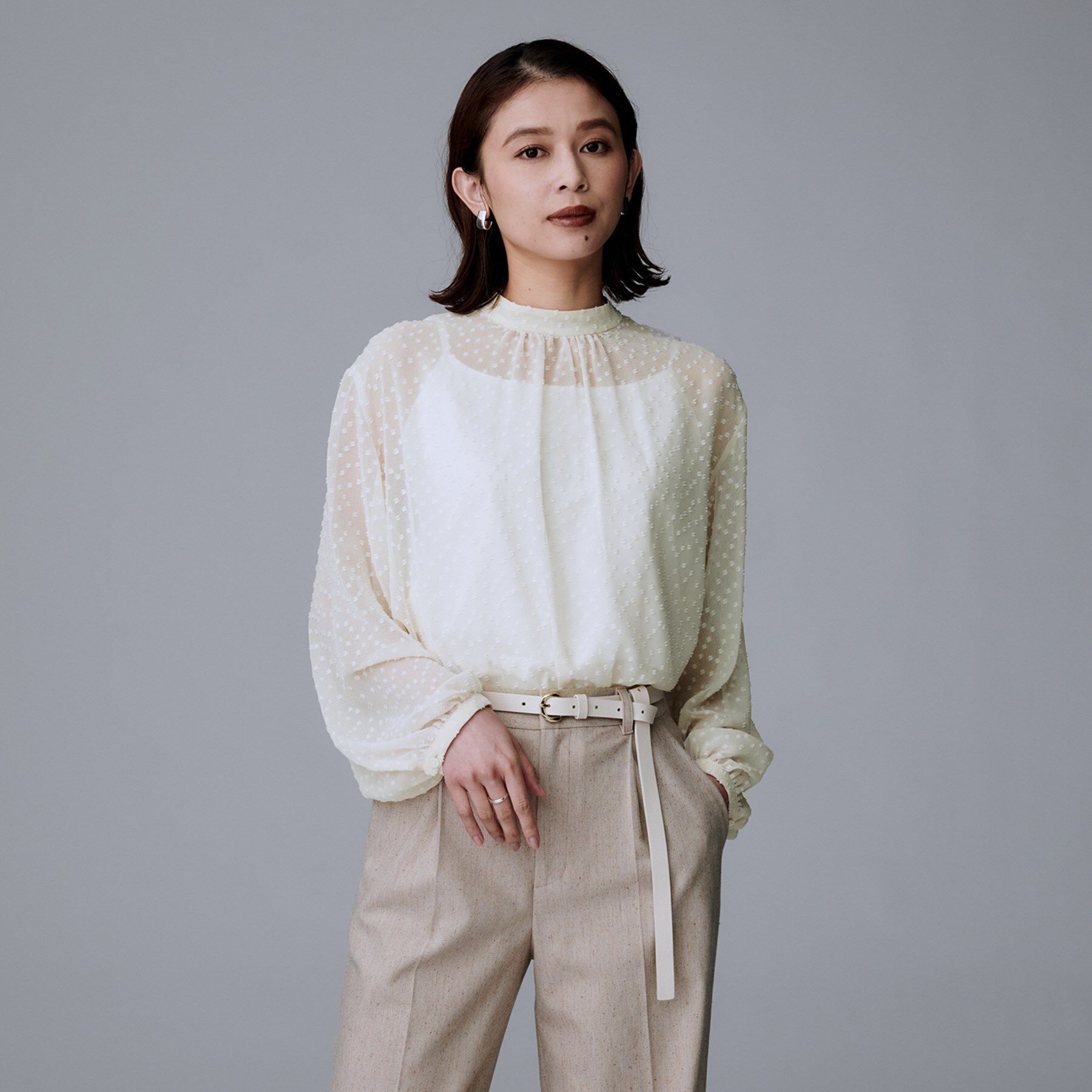 UNTITLED「【重ね着やスーツインナーに/シアー】ドットジャカード ブラウス」|シャツ・ブラウス|