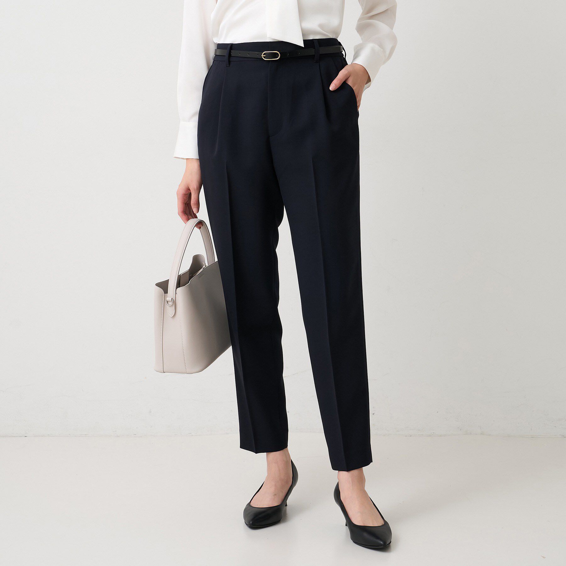 UNTITLED「【洗える/仕事着/スーツ】エアリータックテーパードパンツ」|その他|ネイビー(094)