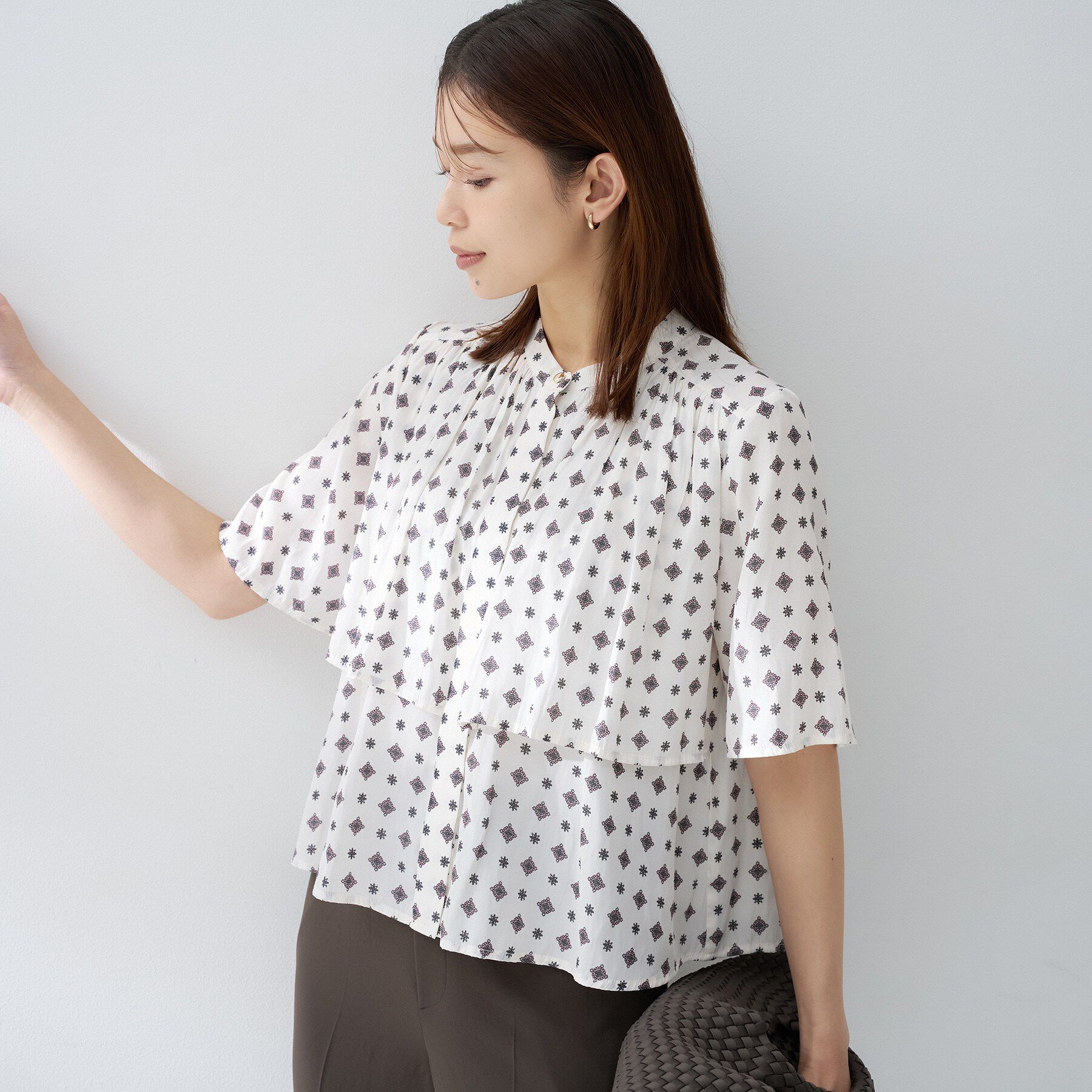 UNTITLED「コモンプリントブラウス」|シャツ・ブラウス|ホワイト(101)