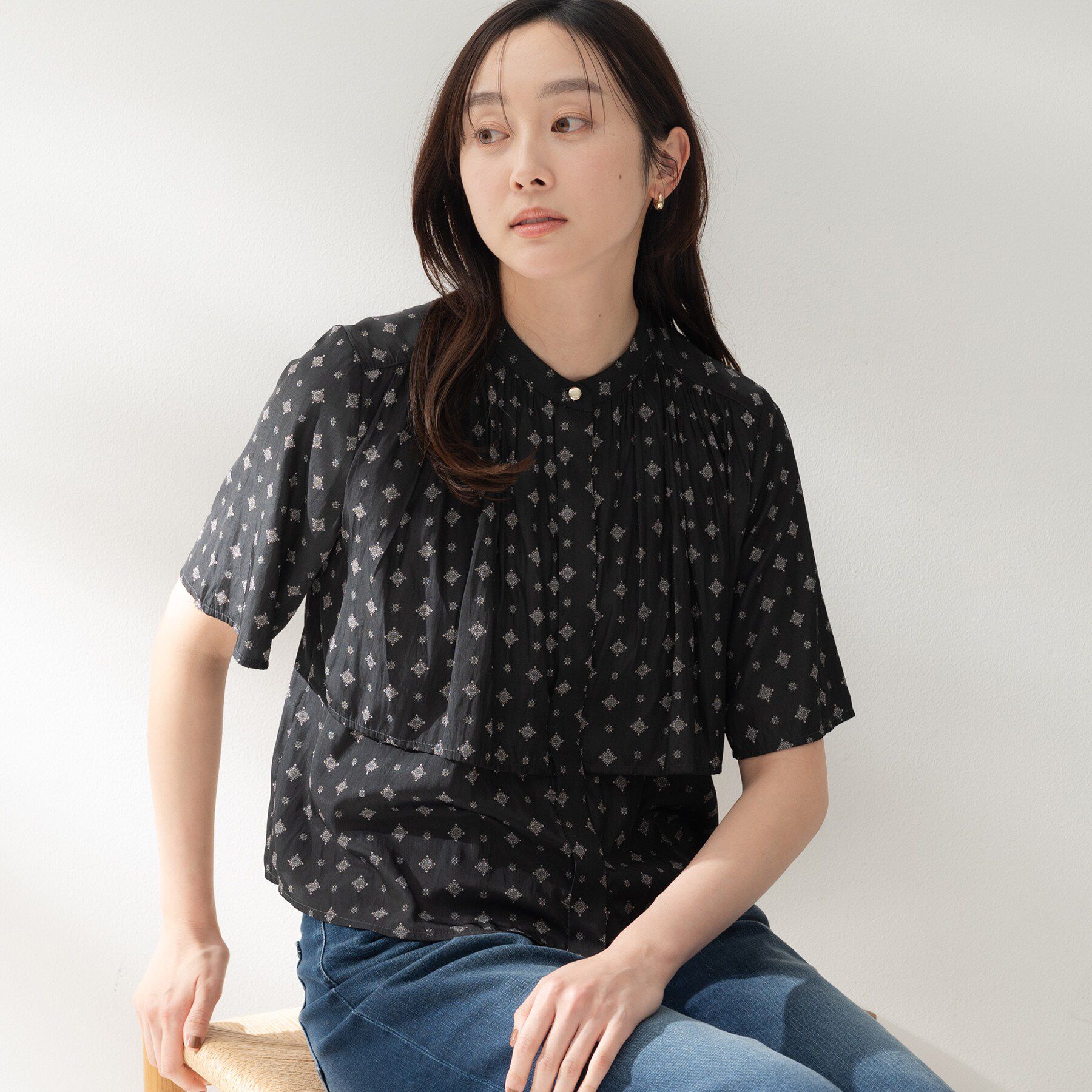 UNTITLED「コモンプリントブラウス」|シャツ・ブラウス|チャコールグレー(1