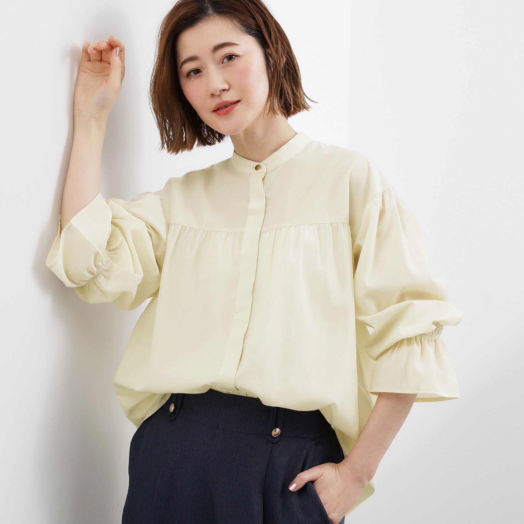 grove「【貴島明日香さん着用／イージーケア／接触冷感】麻ブレンドスタンドギャザーシャツ」|シャツ・ブラウス|