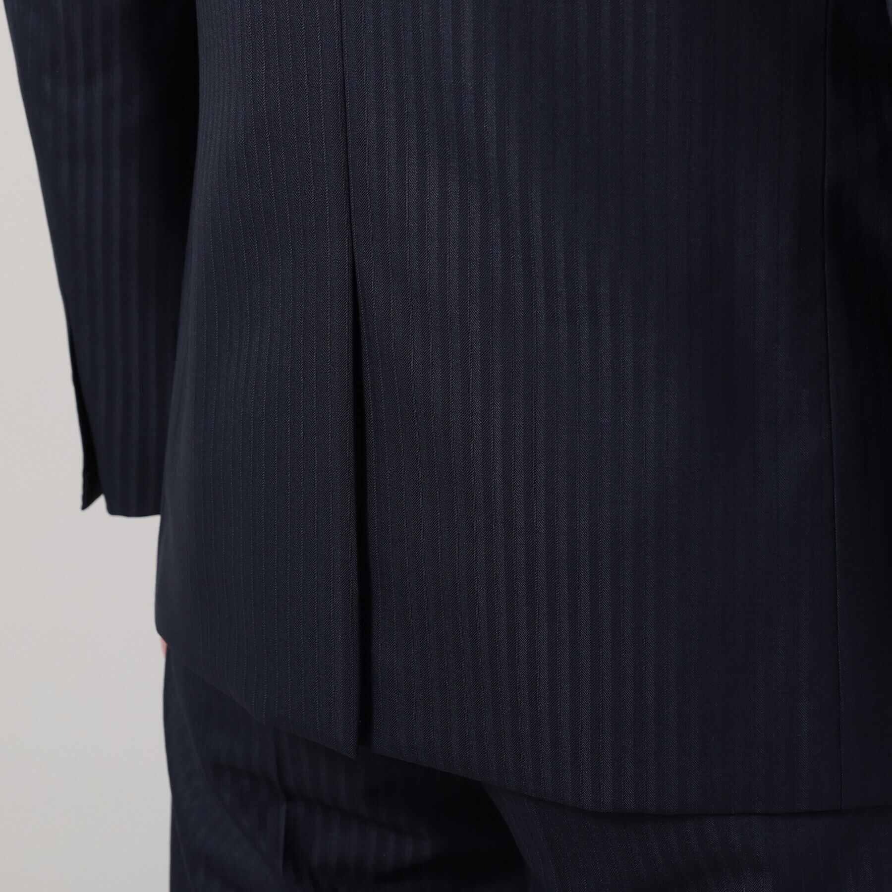 TAKEO KIKUCHI「【ナローモデル】シャイニー ヘリンボン ストライプ スーツ/3ピース対応可」|スーツ|