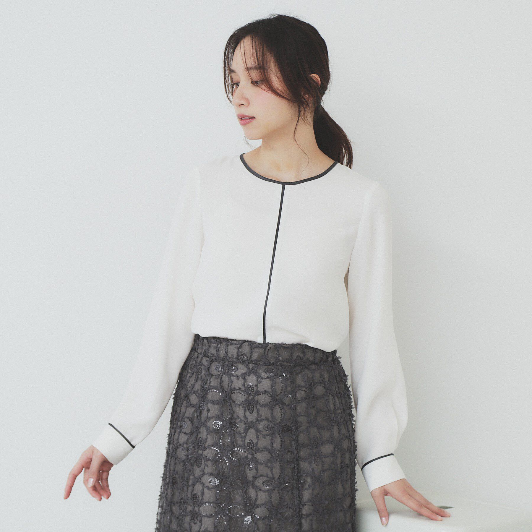 index「バイカラーパイピングブラウス【洗濯機洗い可】」|シャツ・ブラウス|オフホワイト(503