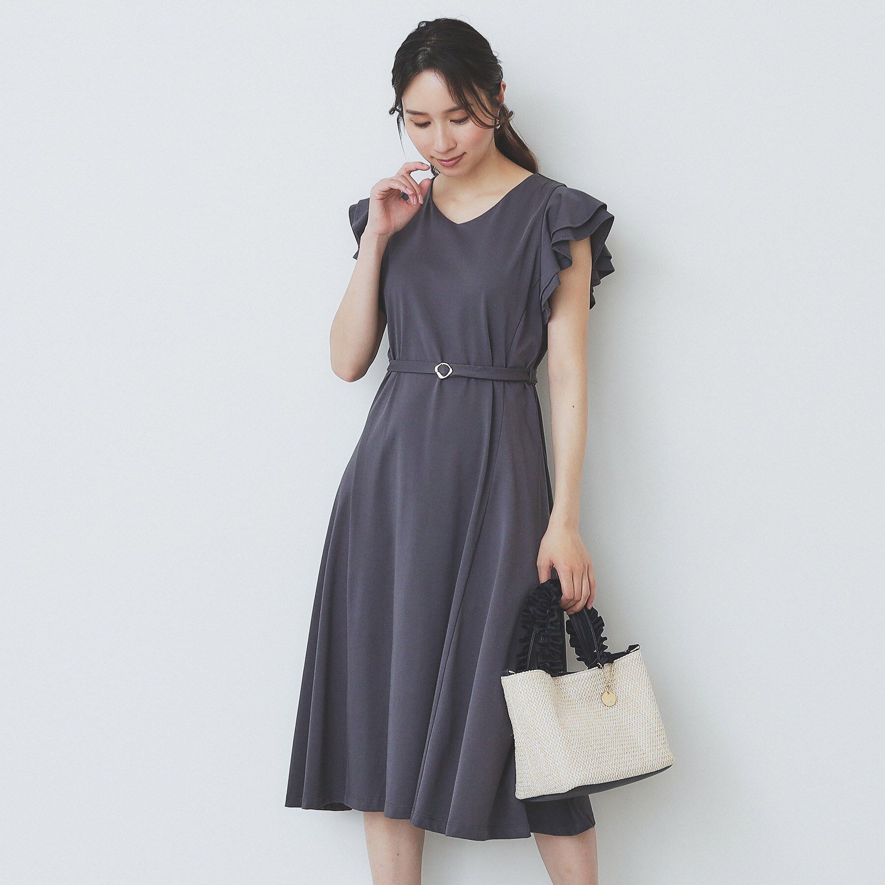 index「《5色展開/S-LLサイズ》シルケットVネックフレアワンピース【接触冷感/UVケア/洗濯機洗い可】」|ワンピース|チャコールグレー(8