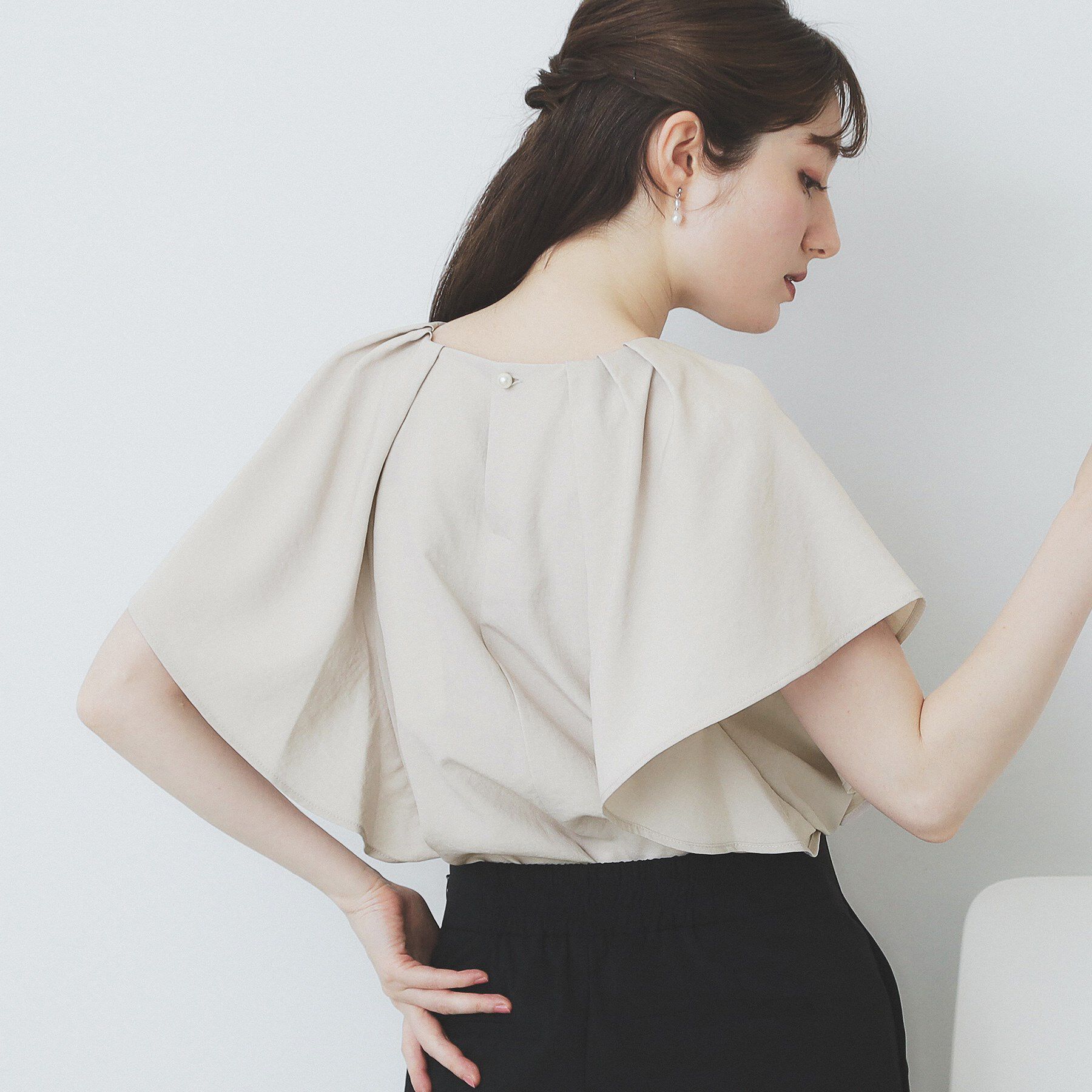 index「《7色展開/S-LLサイズ》フリルタックスリーブキーネックブラウス【吸水速乾/洗濯機可/イージーアイ」|シャツ・ブラウス|