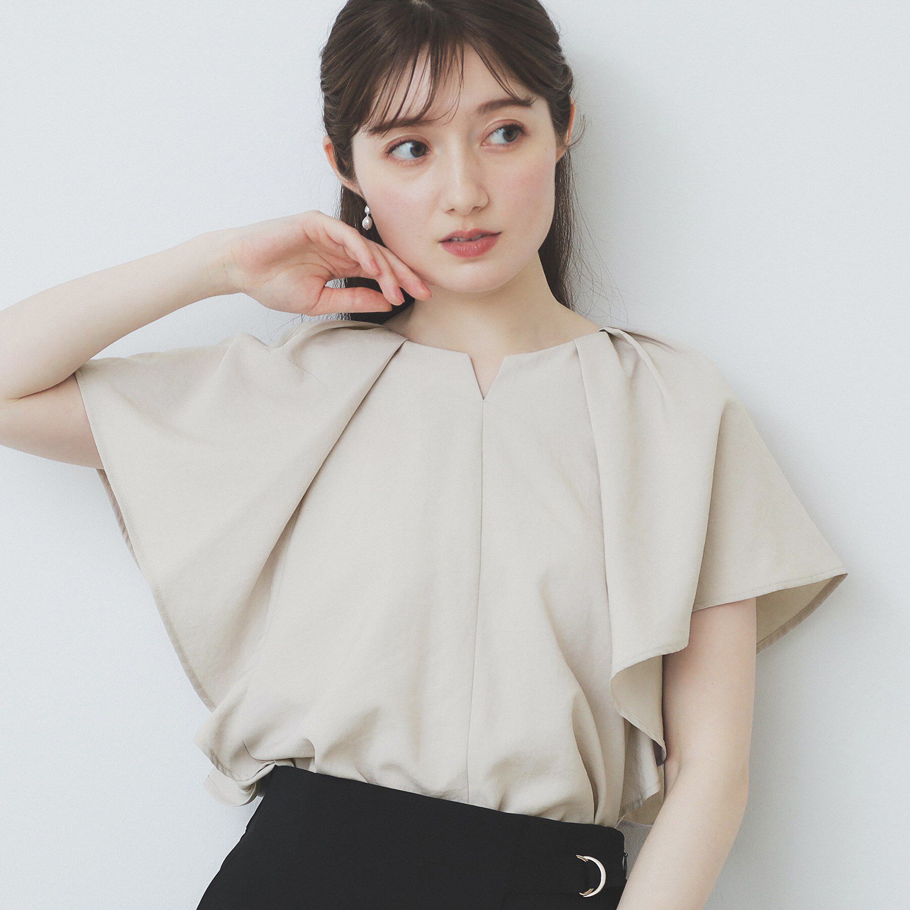 index「《7色展開/S-LLサイズ》フリルタックスリーブキーネックブラウス【吸水速乾/洗濯機可/イージーアイ」|シャツ・ブラウス|