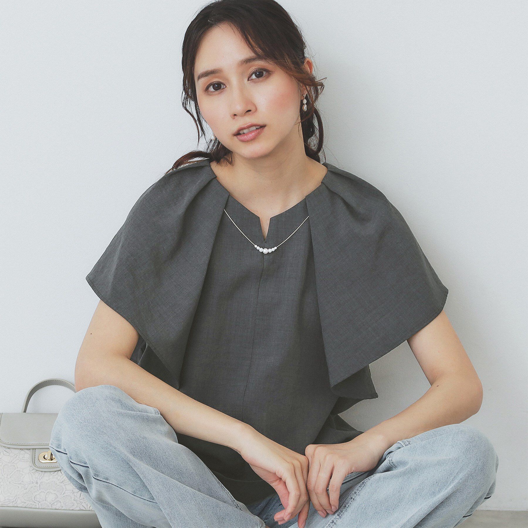 index「《7色展開/S-LLサイズ》フリルタックスリーブキーネックブラウス【吸水速乾/洗濯機可/イージーアイ」|シャツ・ブラウス|チャコールグレー(8