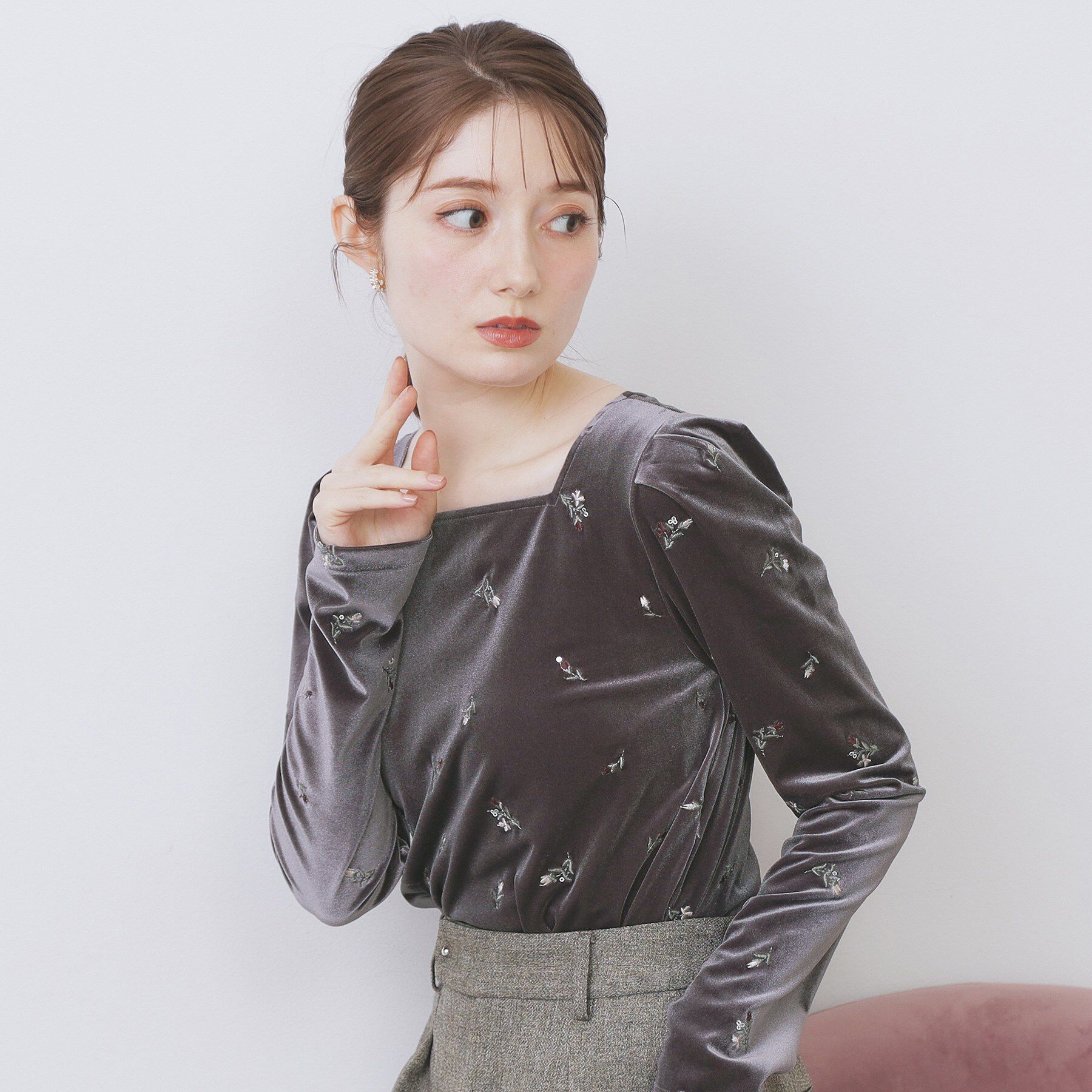 index「バックシャン小花刺繍ベロアトップス【洗濯機OK】」|Tシャツ・カットソー|チャコールグレー(0