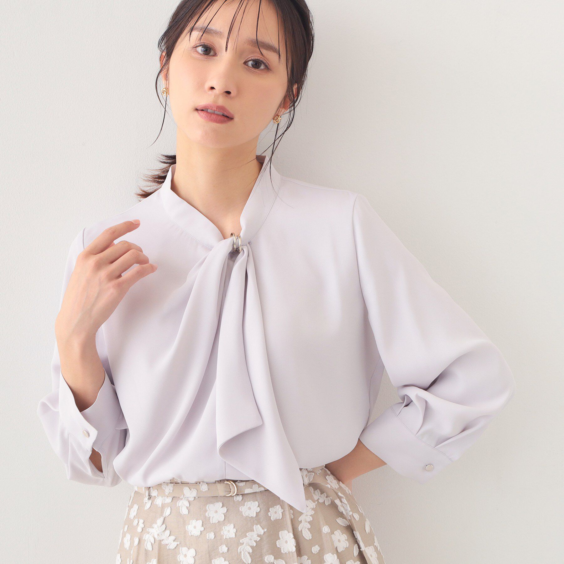 index「アシメドレープボウタイブラウス【洗濯機OK/イージーアイロン】」|シャツ・ブラウス|ラベンダー(080)