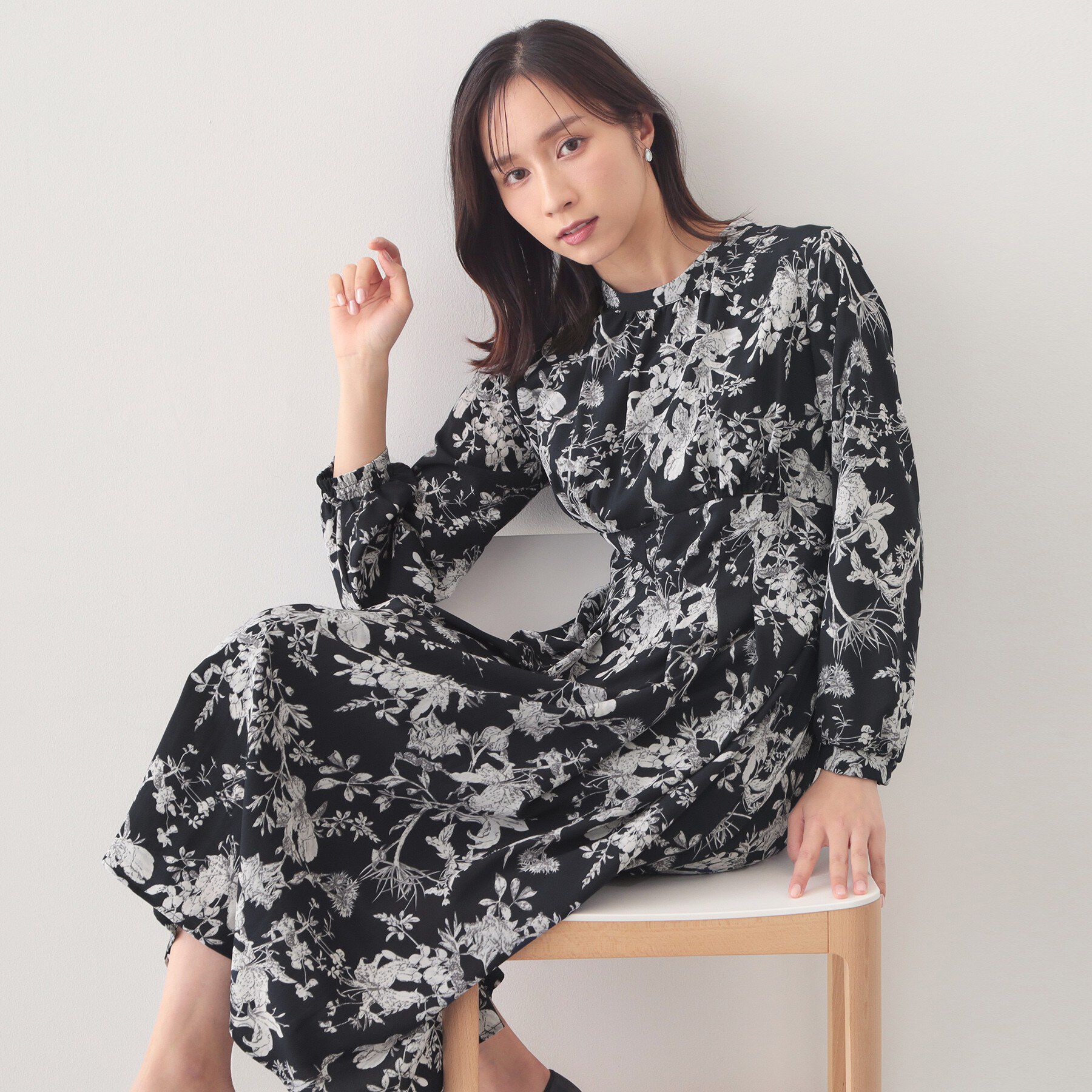 index「フラワーハイネックタックワンピース【洗濯機OK/イージーアイロン/防シワ】」|ワンピース|ネイビー(194)