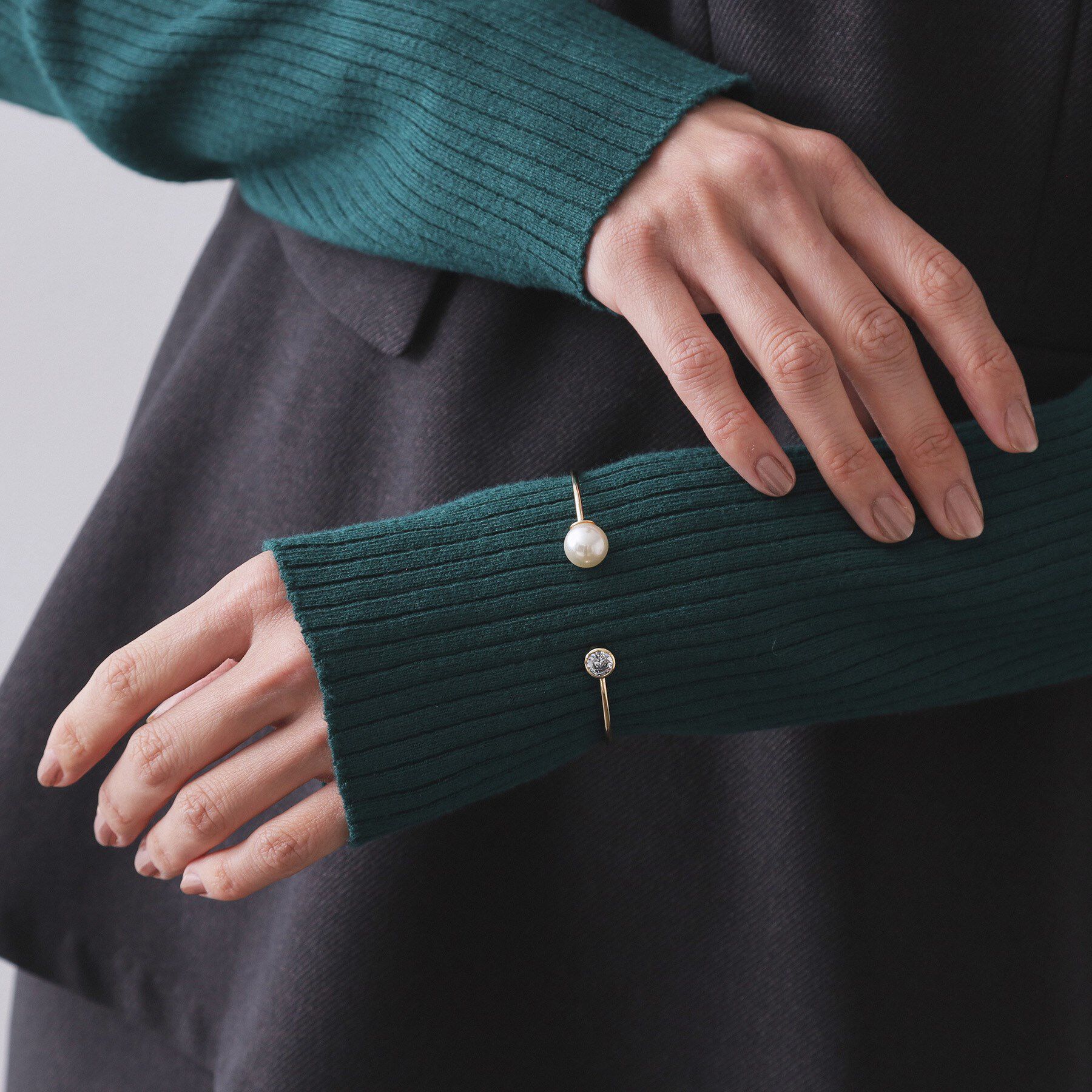 OPAQUE.CLIP「フェイクパールビジュー メタルバングル」|ブレスレット・バングル|