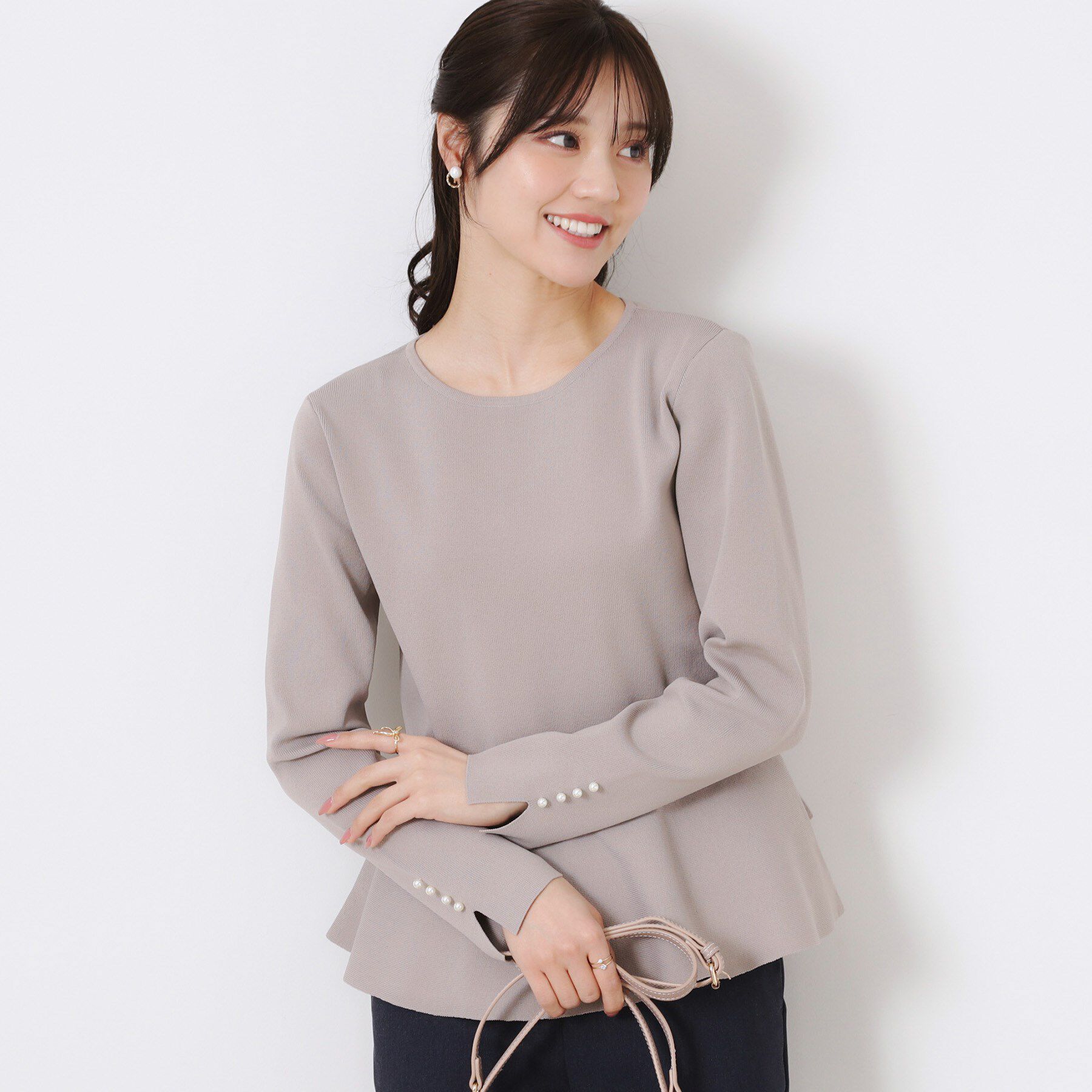 Couture broach「【大人可愛い・通勤】バックパール調ペプラムニット」|ニット・セーター|グレージュ(050)