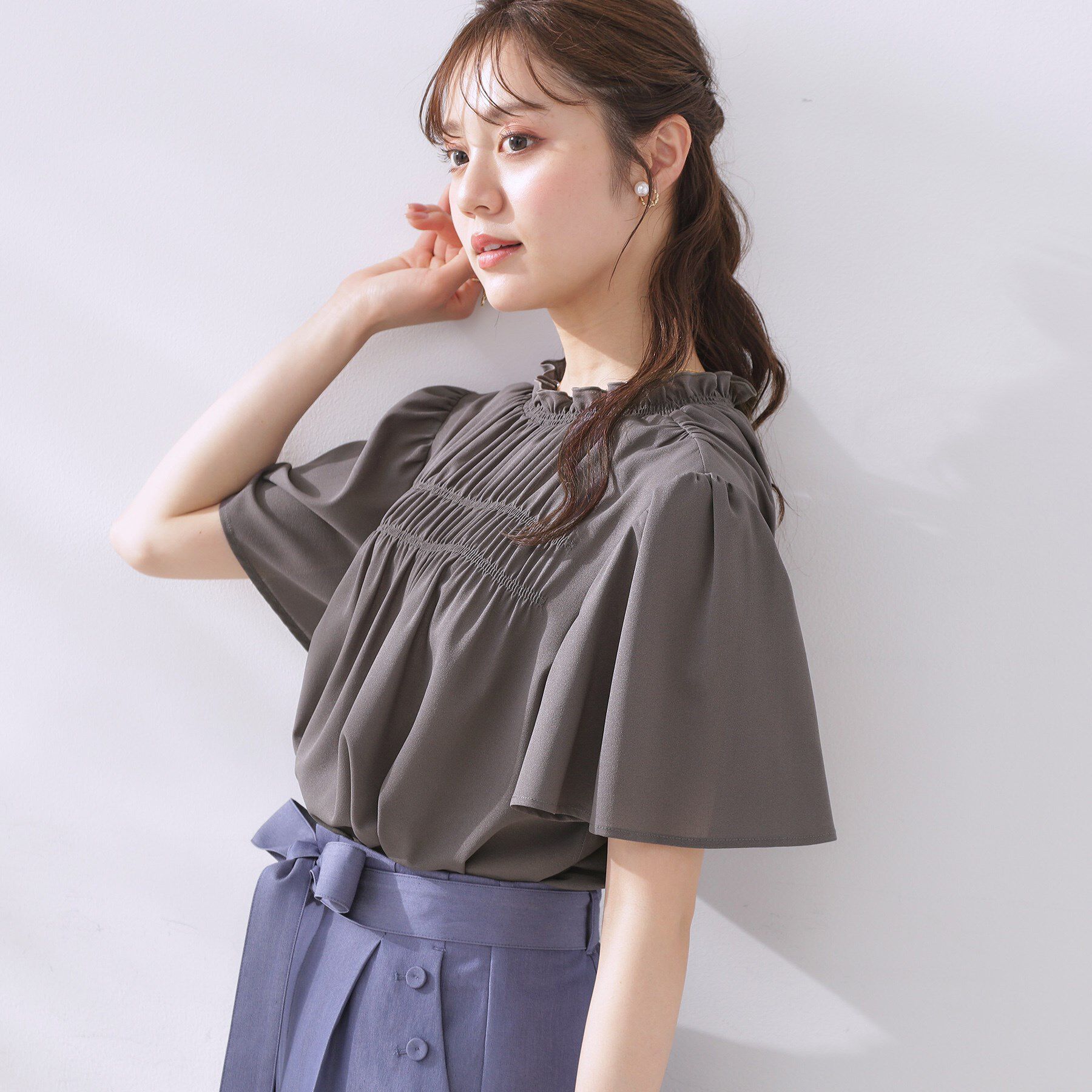 Couture broach「【二の腕カバー・通勤】シャーリングシアーブラウス」|シャツ・ブラウス|チャコールグレー(0