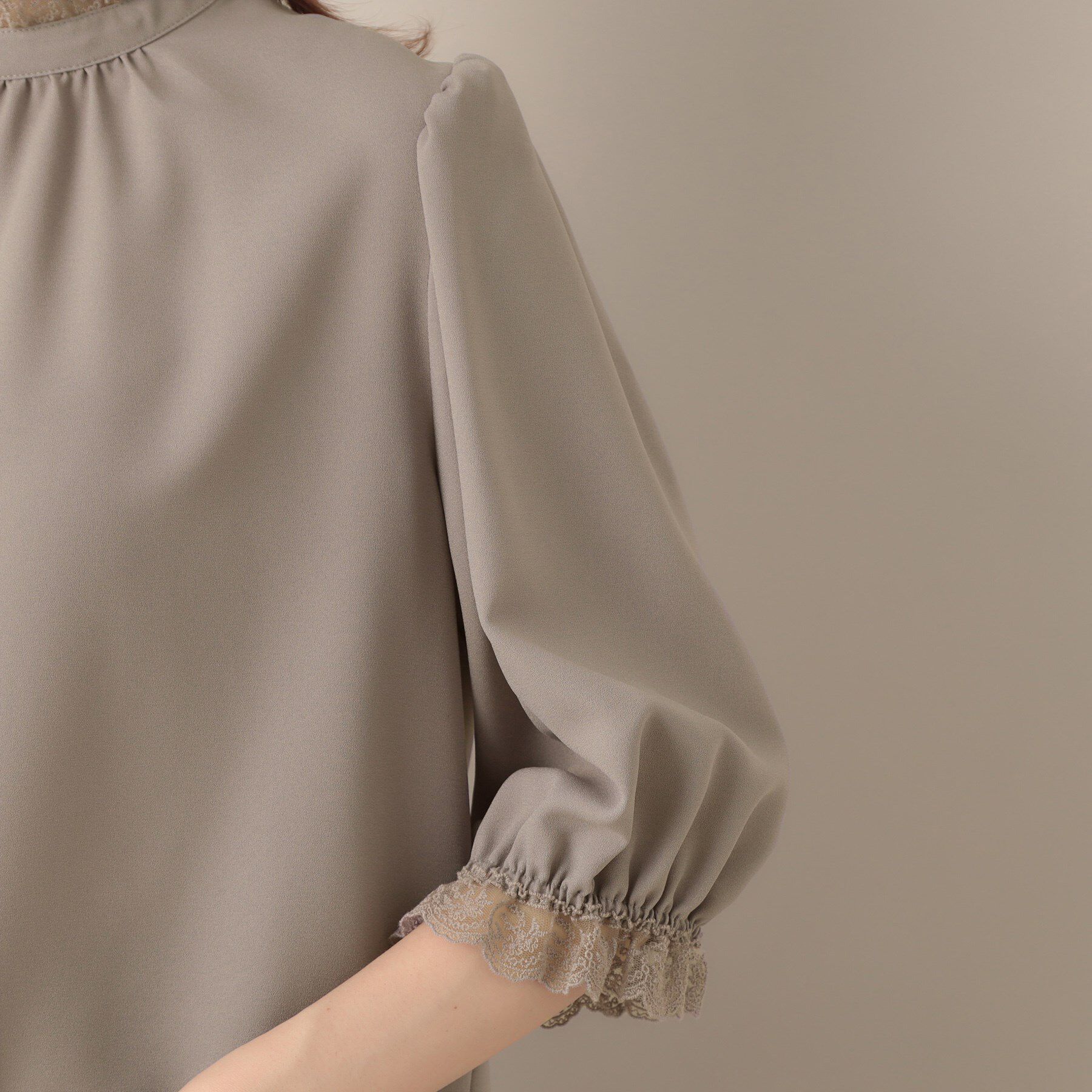 Couture broach「【華やか・大人可愛い・5分袖】エンブロレース前後2WAYブラウス」|シャツ・ブラウス|