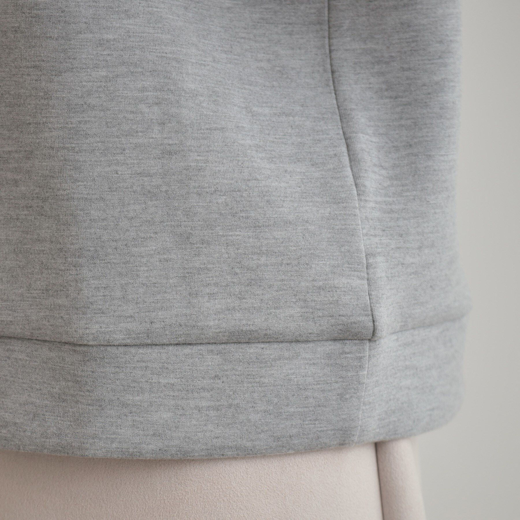 Couture broach「【大人可愛い・きれいめ】フリルデザインダンボールプルオーバー」|Tシャツ・カットソー|