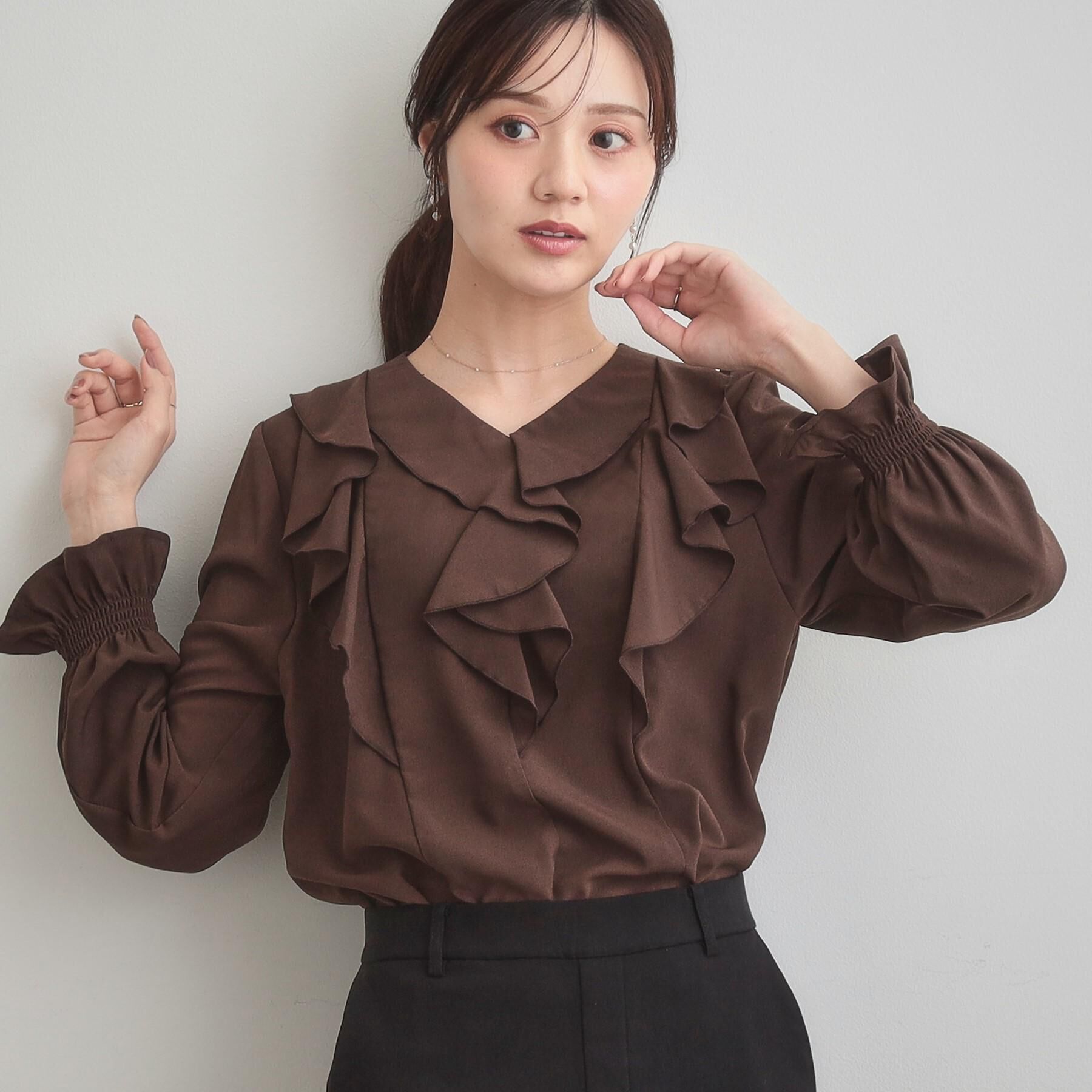 Couture broach「【大人可愛い・通勤】ラッフルフリルブラウス」|シャツ・ブラウス|ブラウン(044)