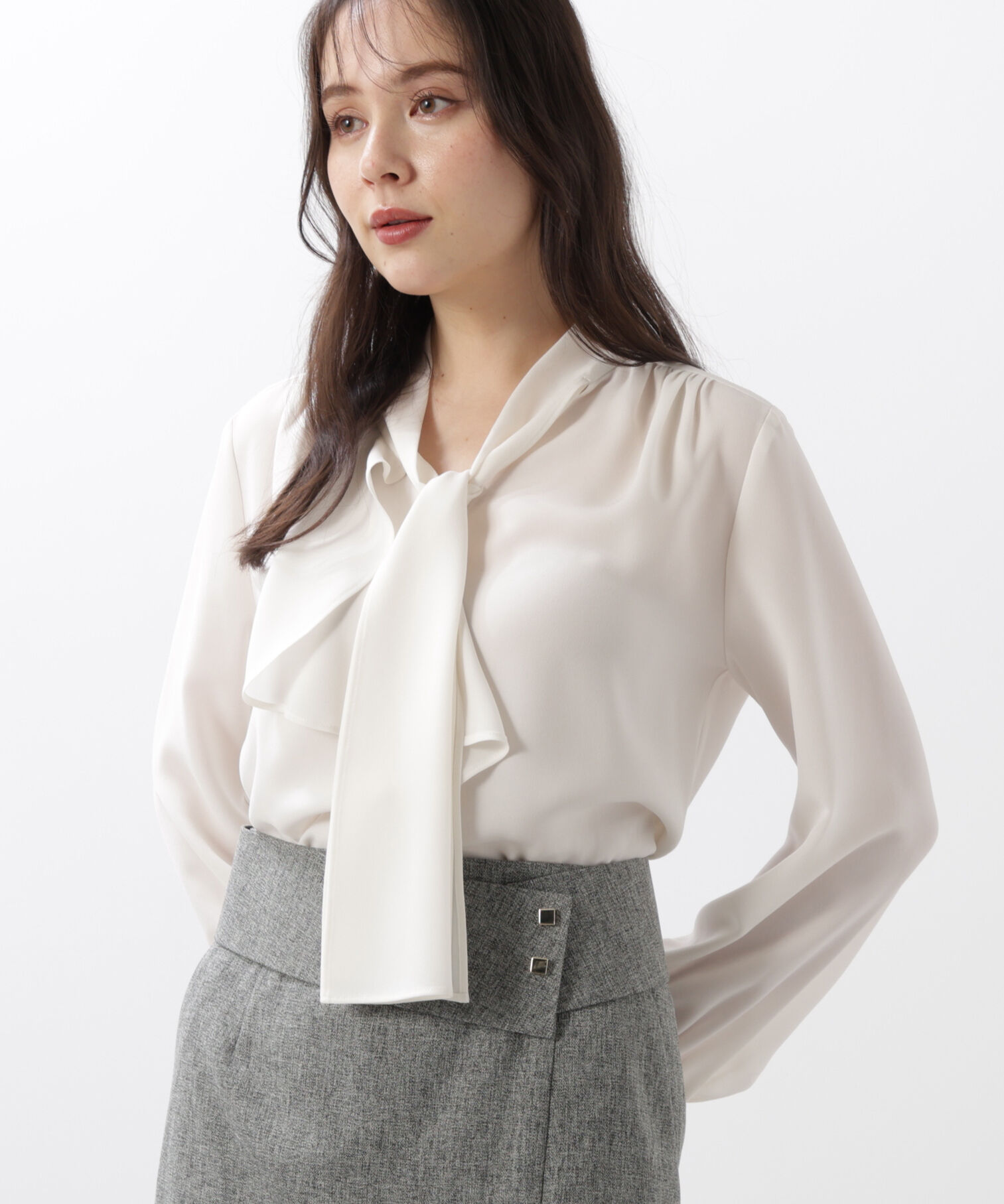  「［WEB/店舗限定カラー］ラッフルアクセントボウタイブラウス」|シャツ・ブラウス|ホワイト