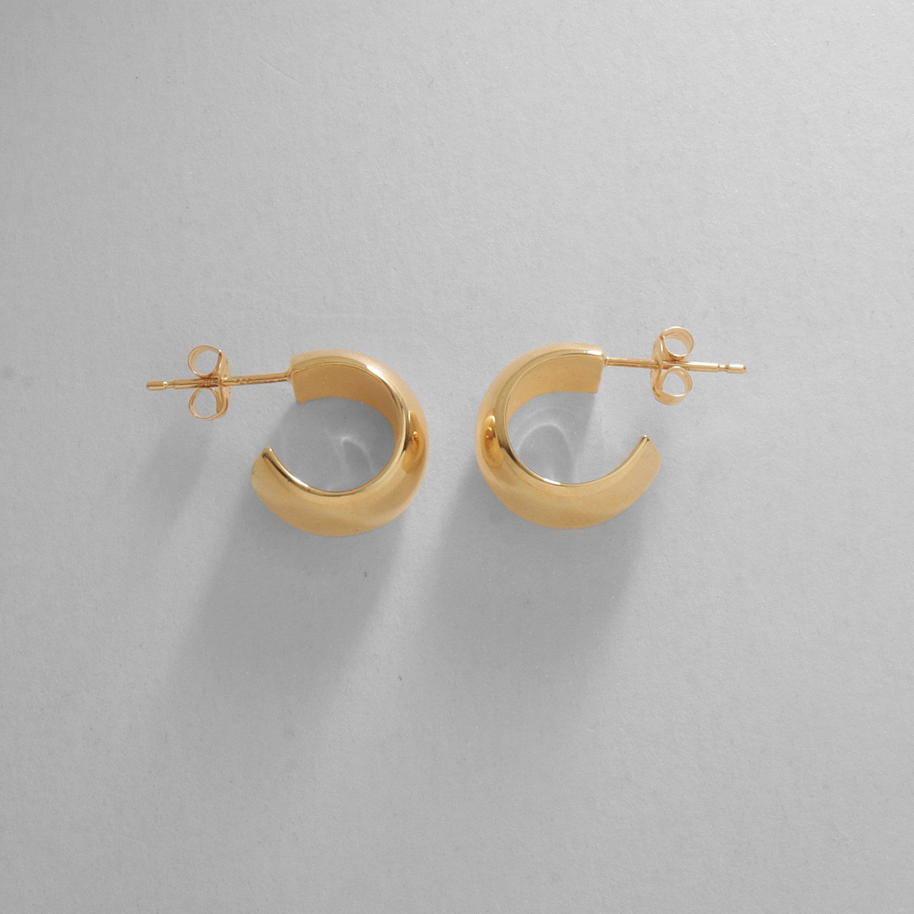 COCOSHNIK「K10中空平甲フープ スタッドピアス」|ピアス|