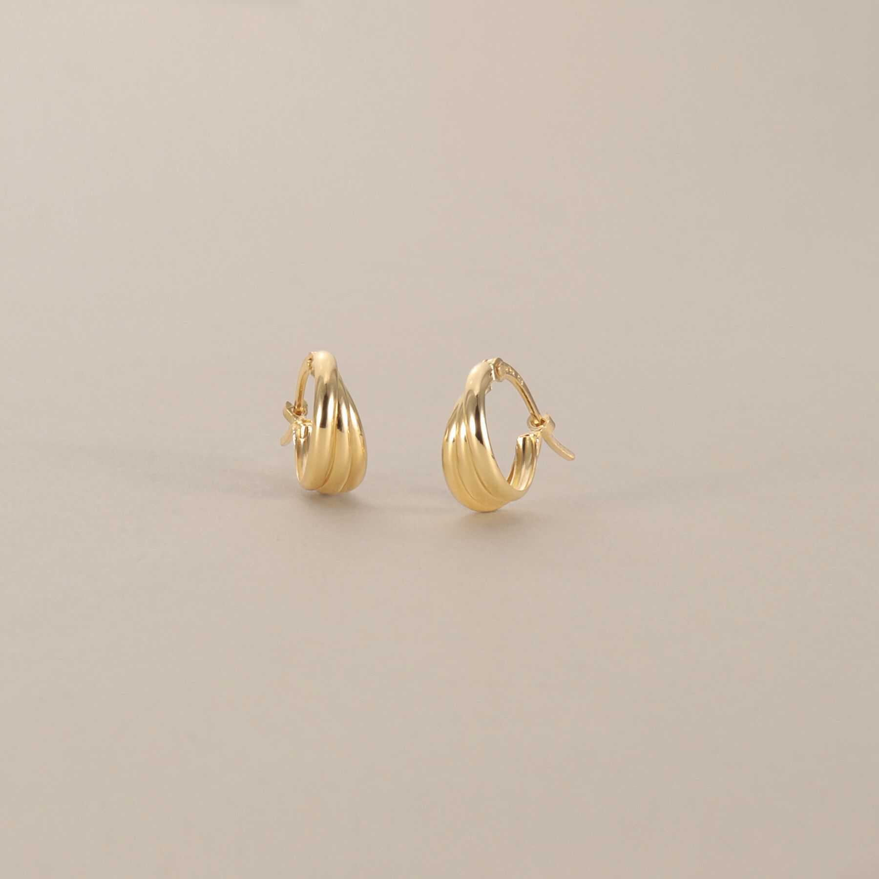 COCOSHNIK「K18甲丸トリプル フープピアス」|ピアス|イエローゴールド(1