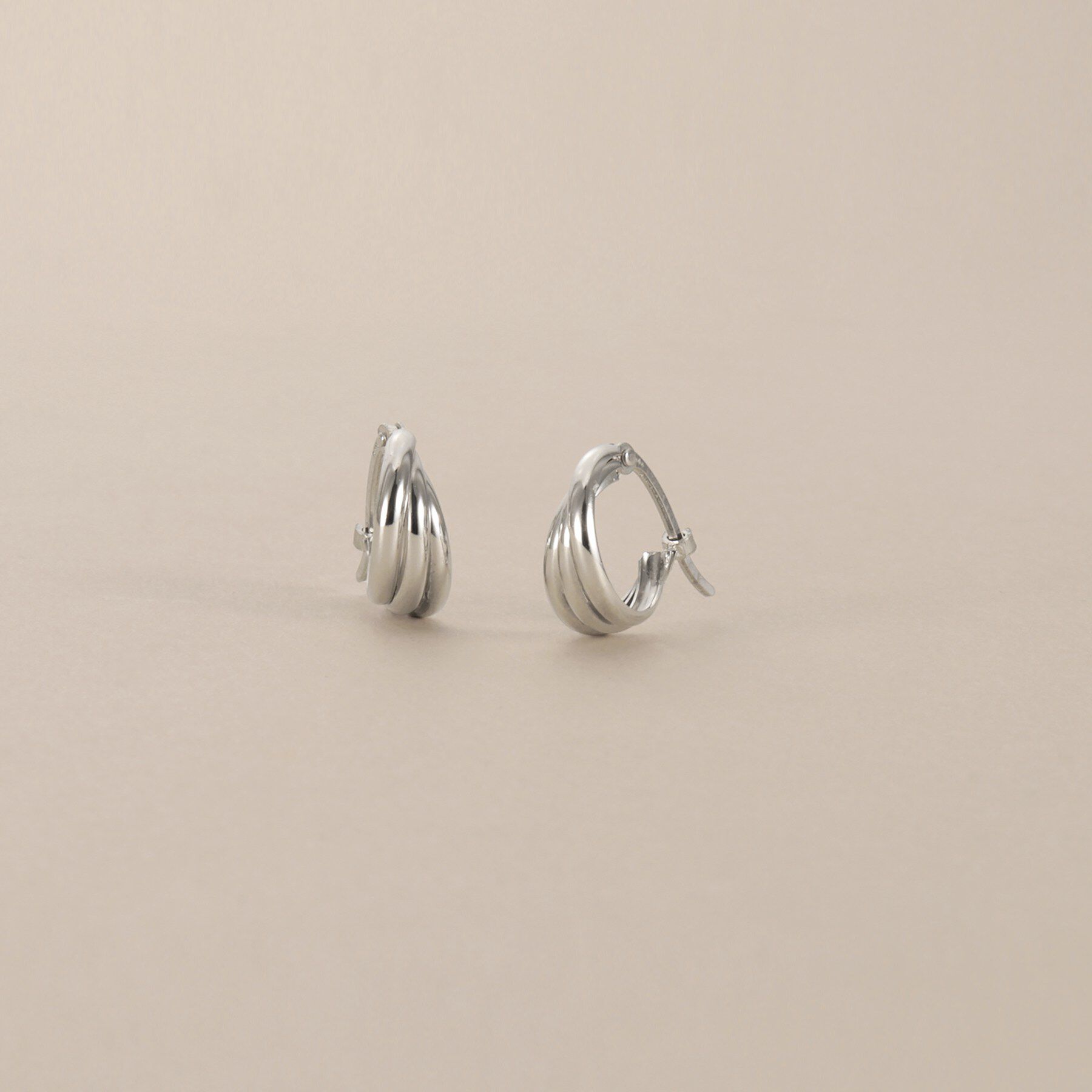 COCOSHNIK「プラチナ 甲丸トリプル フープピアス」|ピアス|