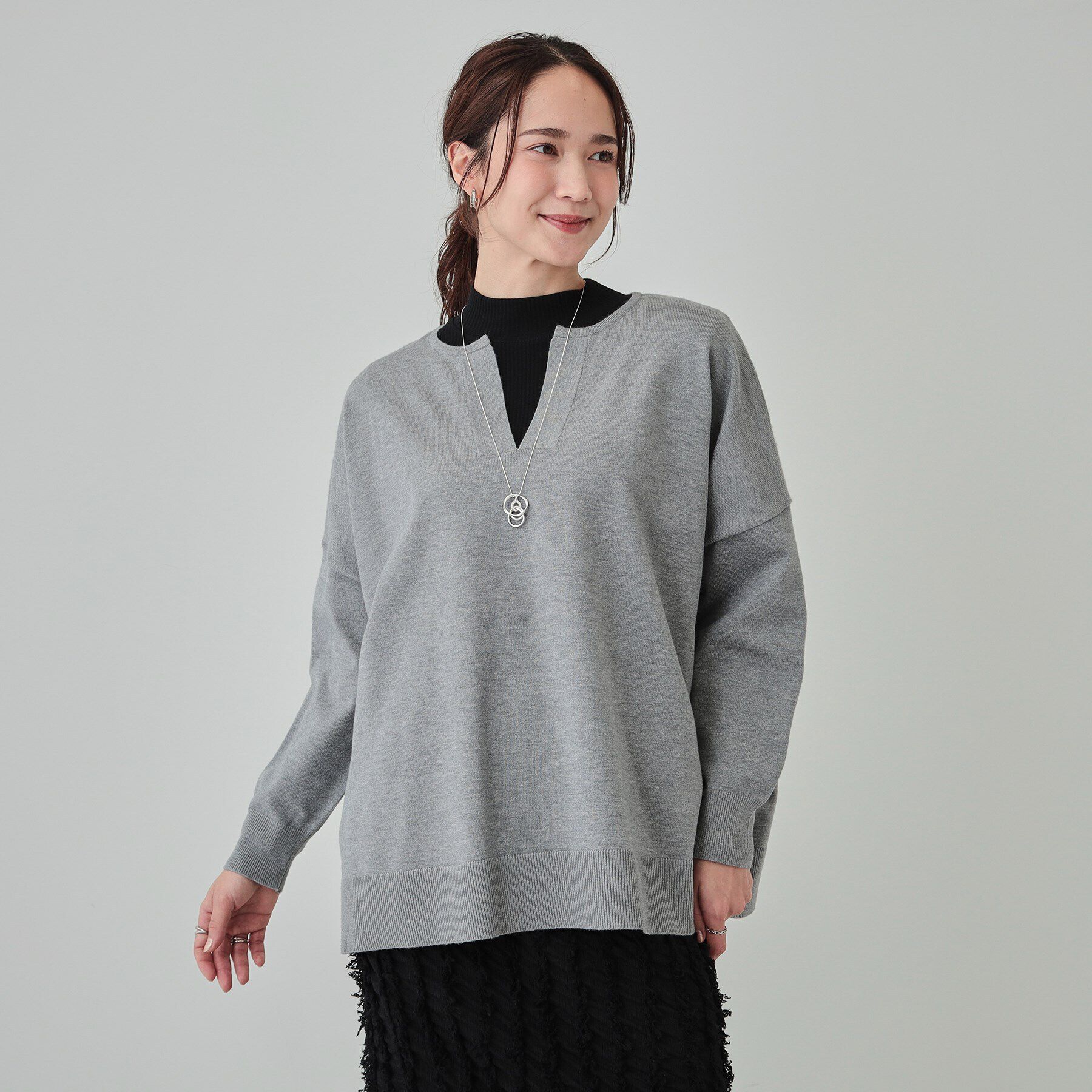 SHOO･LA･RUE「【洗える】レイヤードコーデも楽しめる もちもちVネックニット」|ニット・セーター|