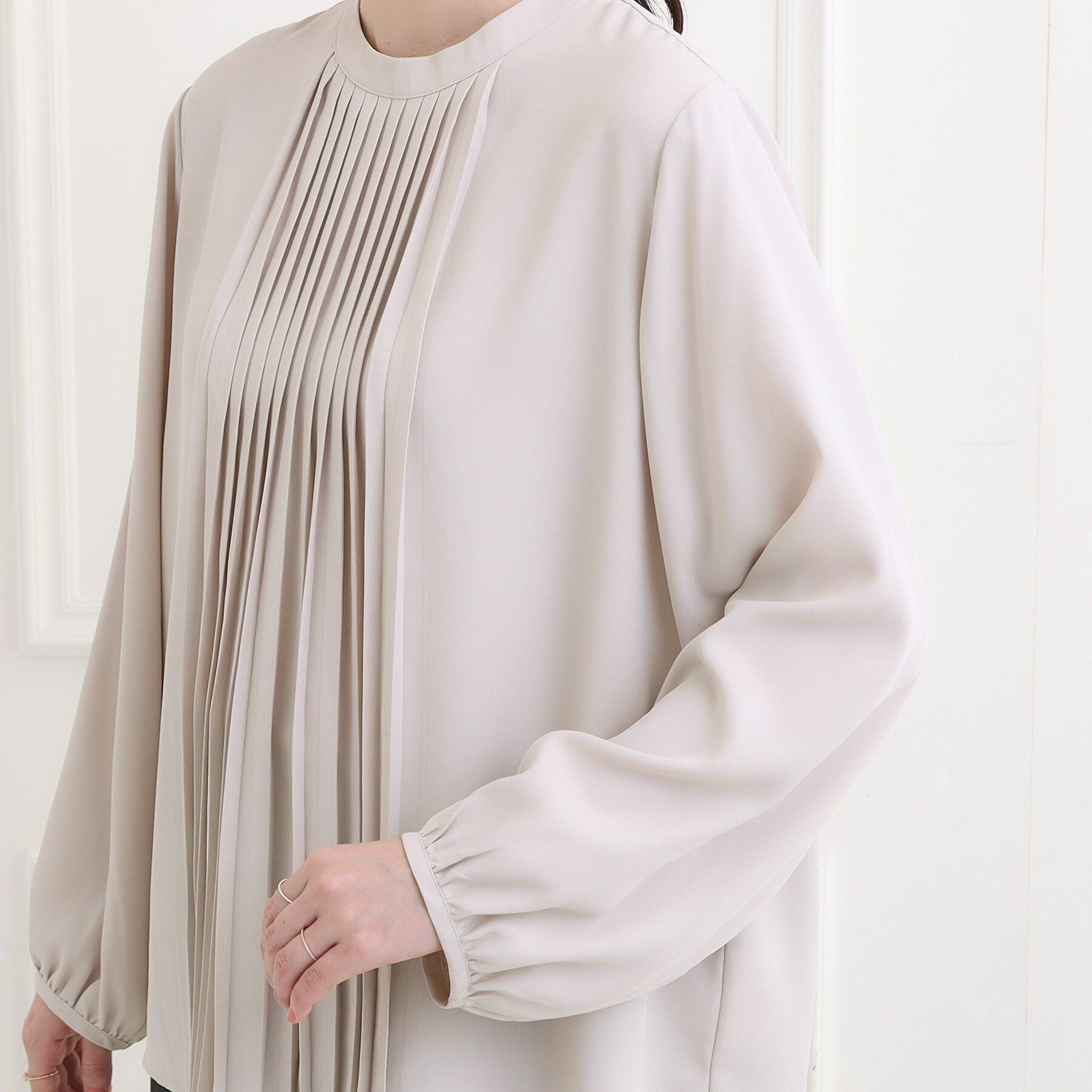 SHOO･LA･RUE「【洗濯機可/S-3L】女性らしさとすっきり見えを叶える フロントプリーツブラウス」|シャツ・ブラウス|