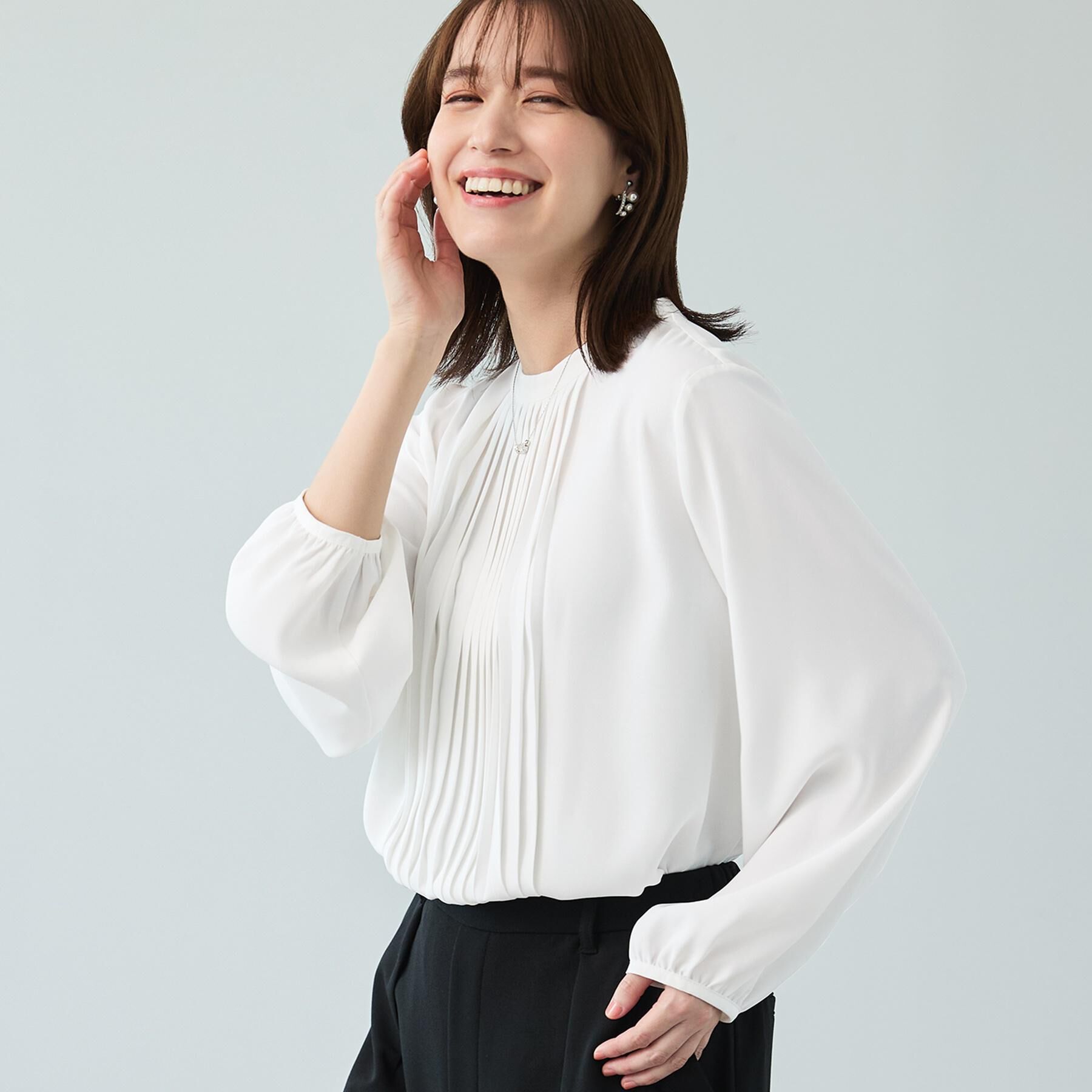 SHOO･LA･RUE「【洗濯機可/S-3L】女性らしさとすっきり見えを叶える フロントプリーツブラウス」|シャツ・ブラウス|