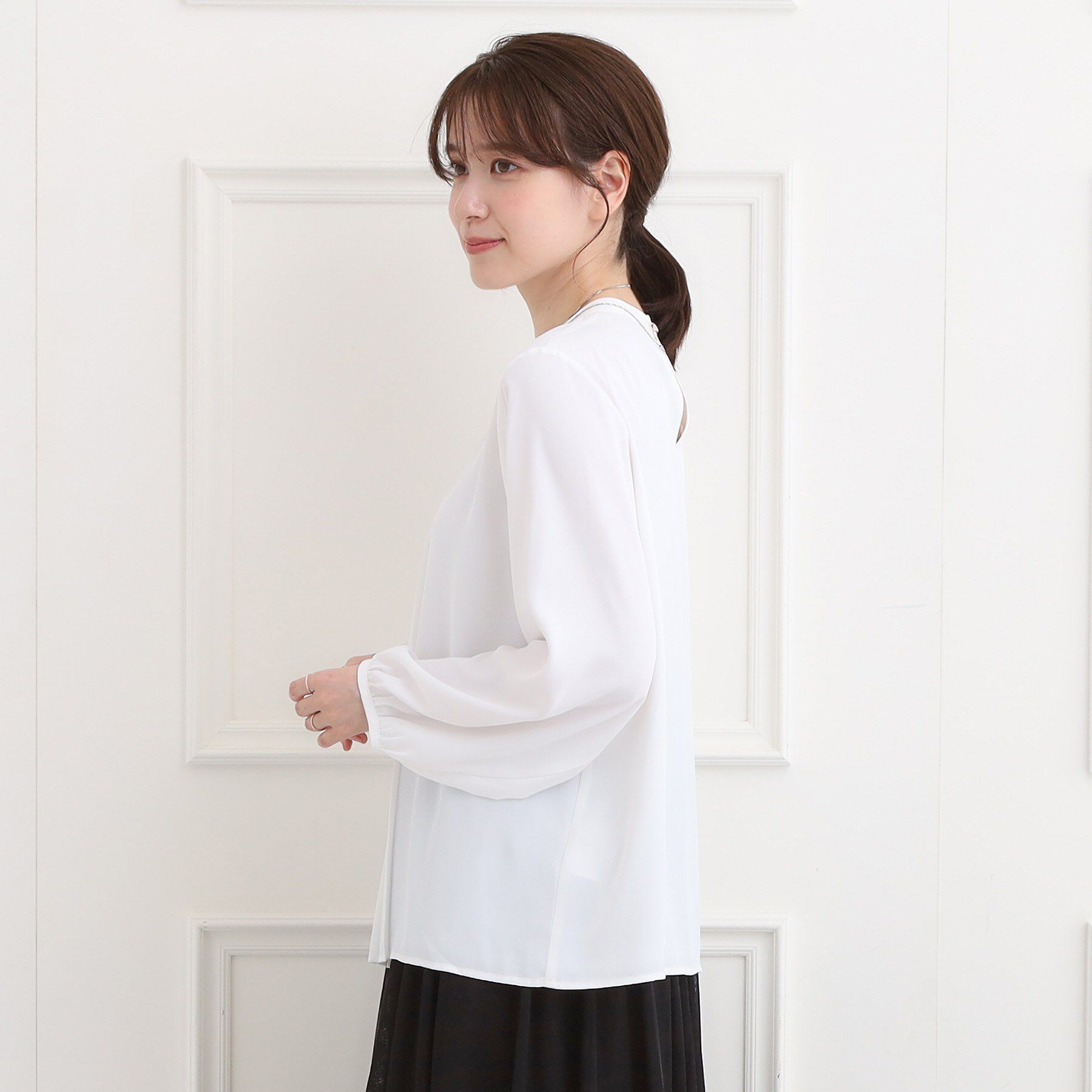 SHOO･LA･RUE「【洗濯機可/S-3L】女性らしさとすっきり見えを叶える フロントプリーツブラウス」|シャツ・ブラウス|