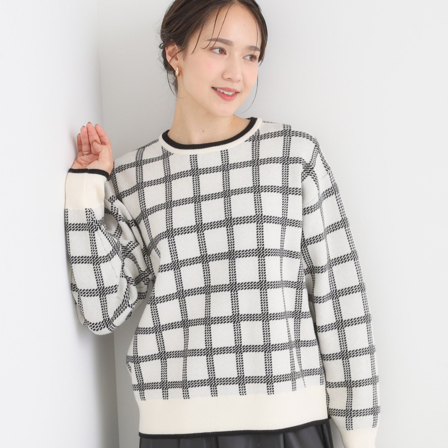 SHOO･LA･RUE「【洗濯機可/S-LL】クラシックなチェック柄が目を惹く 柔らかニット」|ニット・セーター|アイボリー(204)