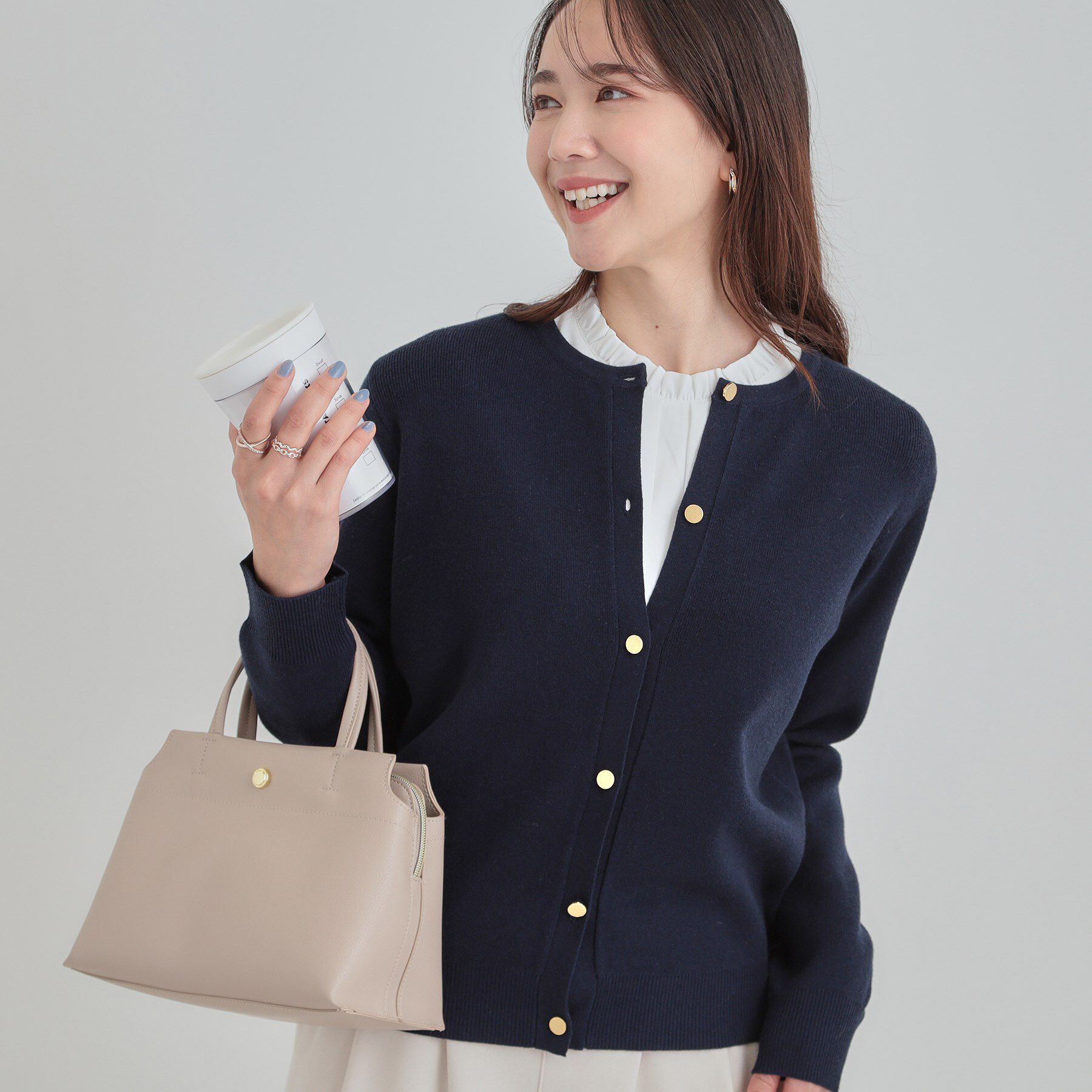 SHOO･LA･RUE「【洗濯機可/S-LL】上品な金ボタン もちっとやわらか クルーネックカーディガン」|カーディガン|ネイビー(094)