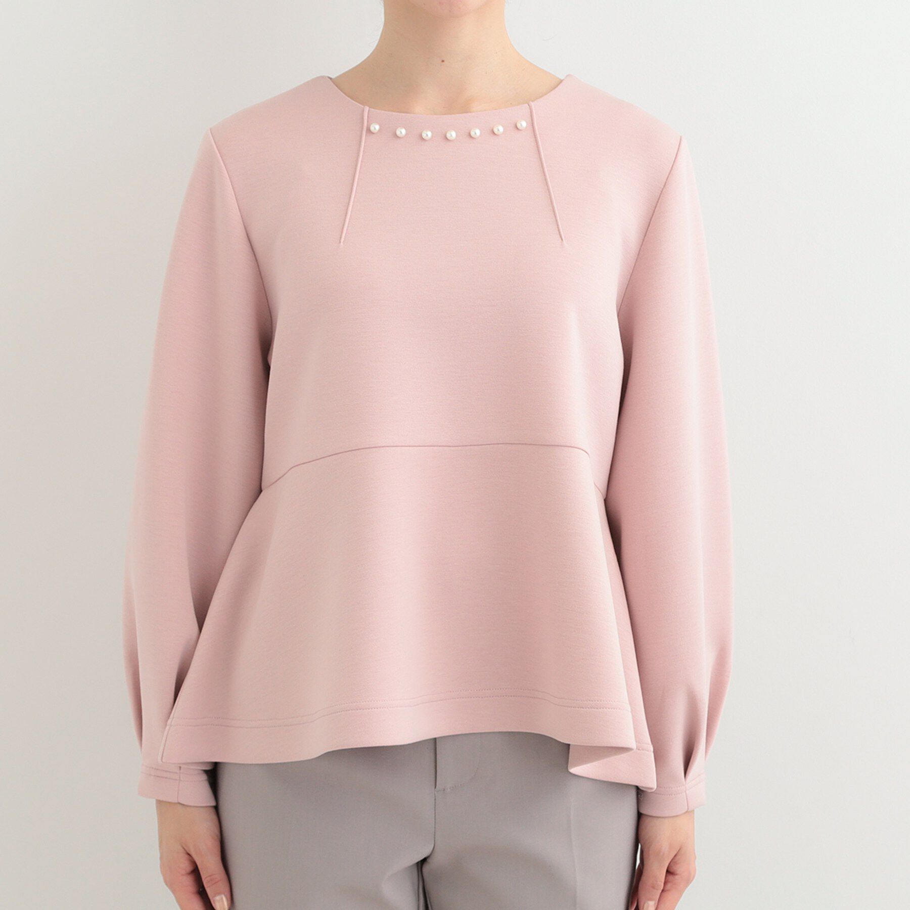 SHOO･LA･RUE「【セットアップ可/S-LL/なめらかタッチ】上品見え フェイクパール付きペプラムトップス」|Tシャツ・カットソー|