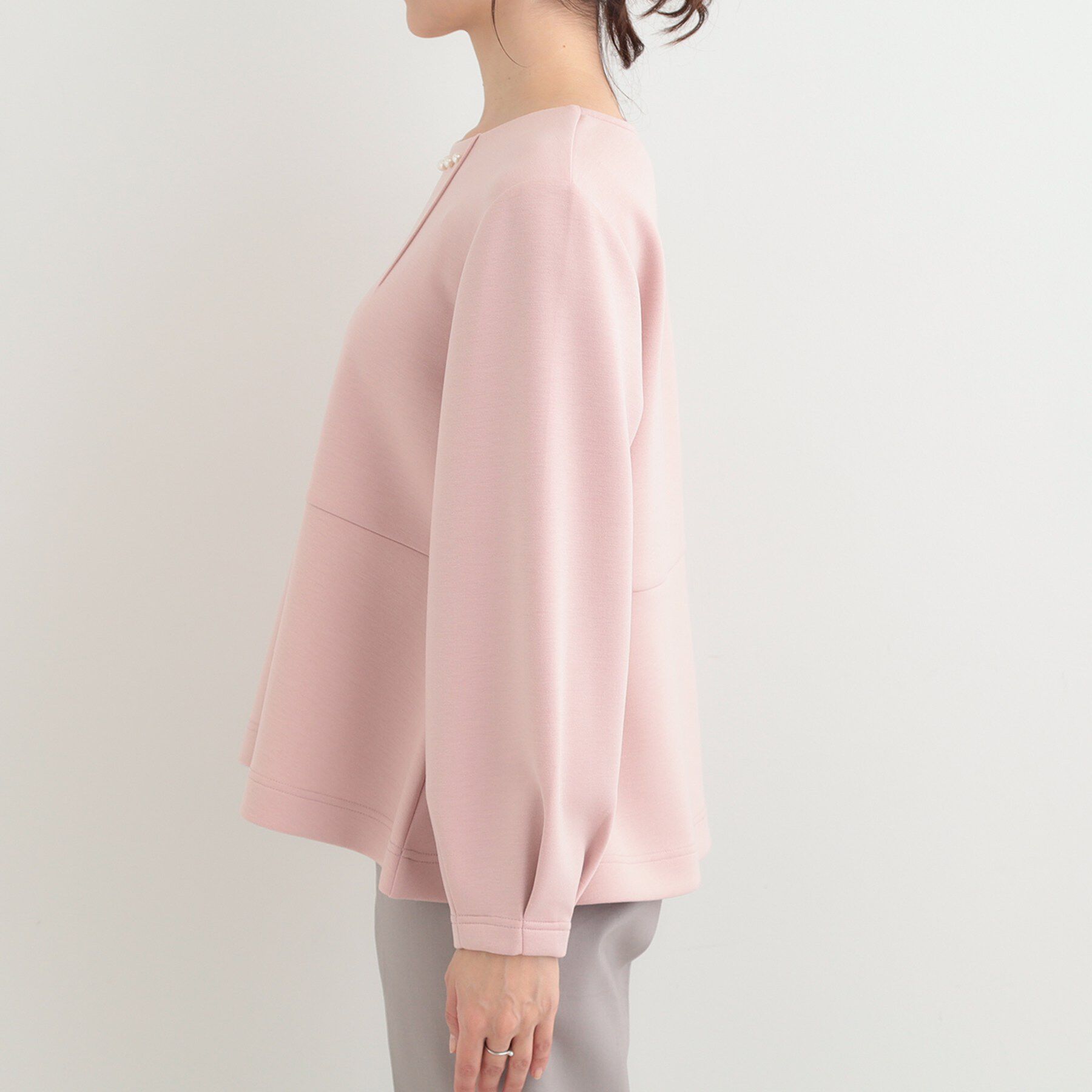 SHOO･LA･RUE「【セットアップ可/S-LL/なめらかタッチ】上品見え フェイクパール付きペプラムトップス」|Tシャツ・カットソー|