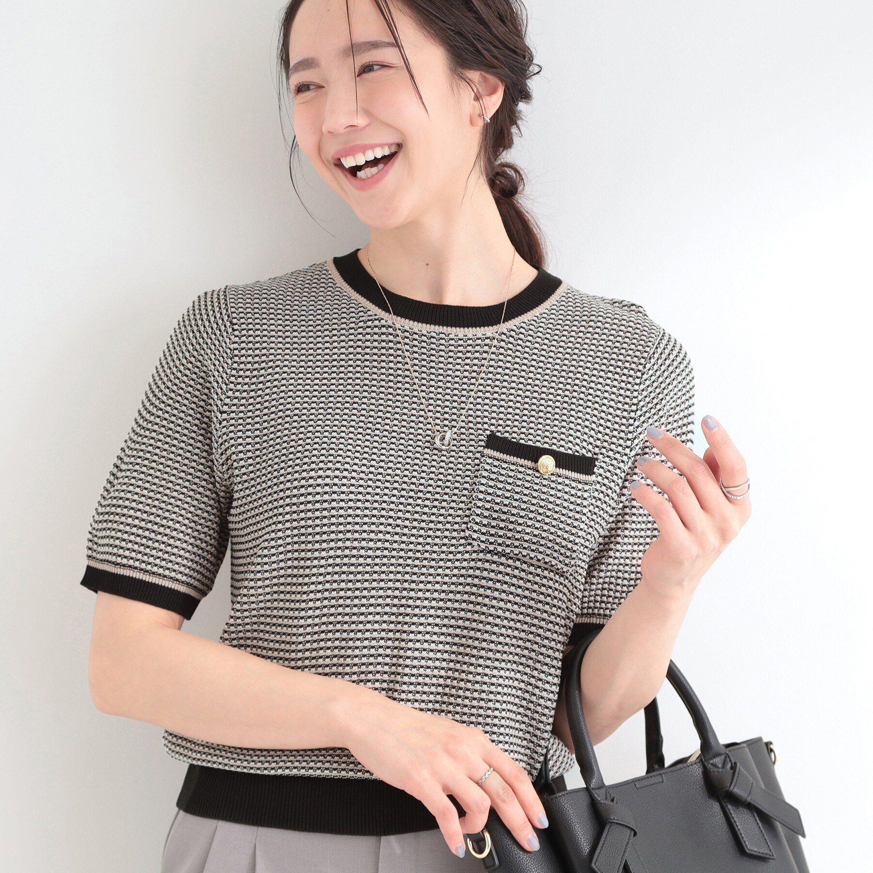 SHOO･LA･RUE「【洗濯機可/S-LL】金ボタンが上品 カノコ編み配色クルーネックニット」|ニット・セーター|ブラック(419)