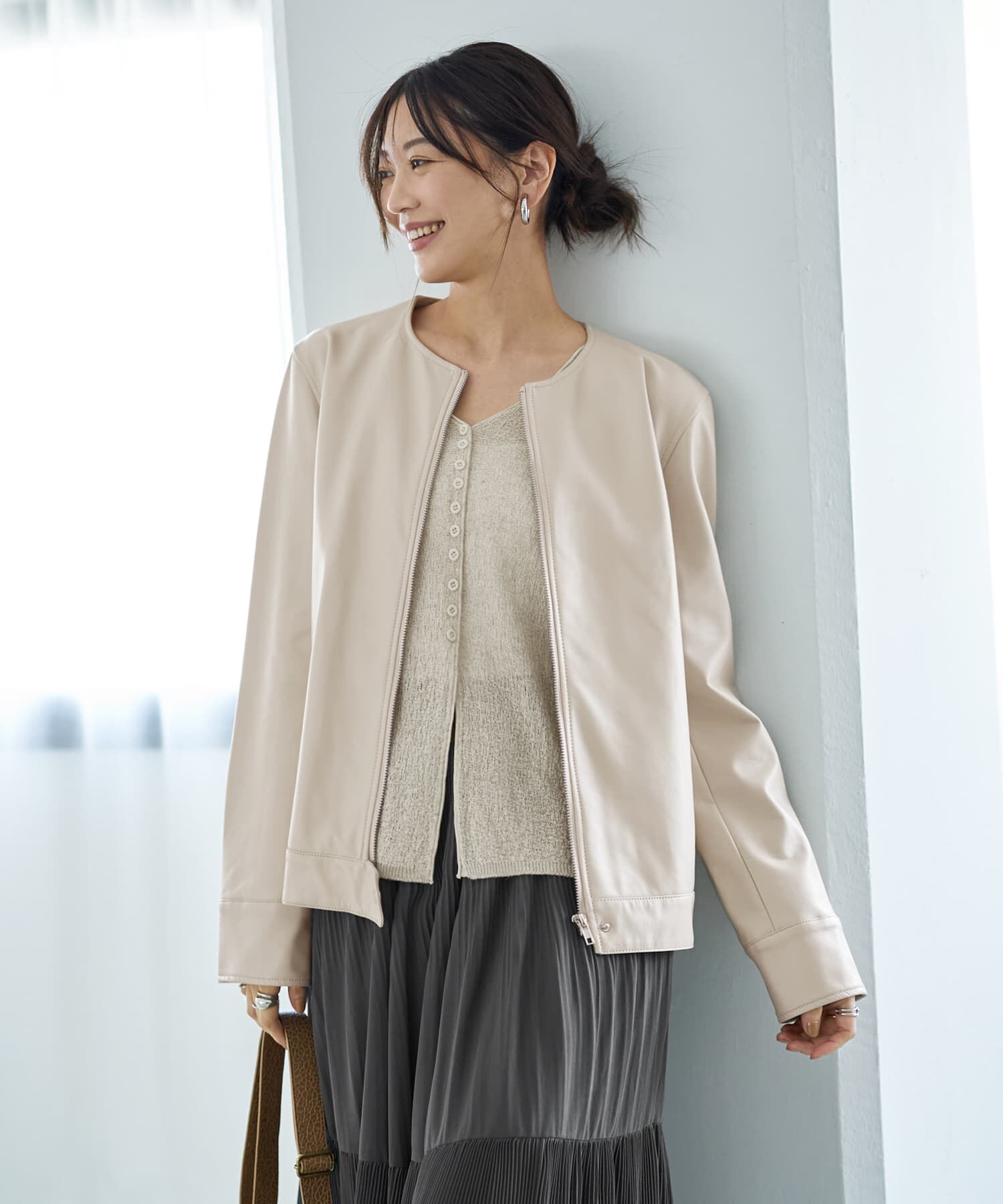 STYLE DELI「フェイクレザーノーカラーブルゾン」|ノーカラージャケット|グレイッシュホワイト