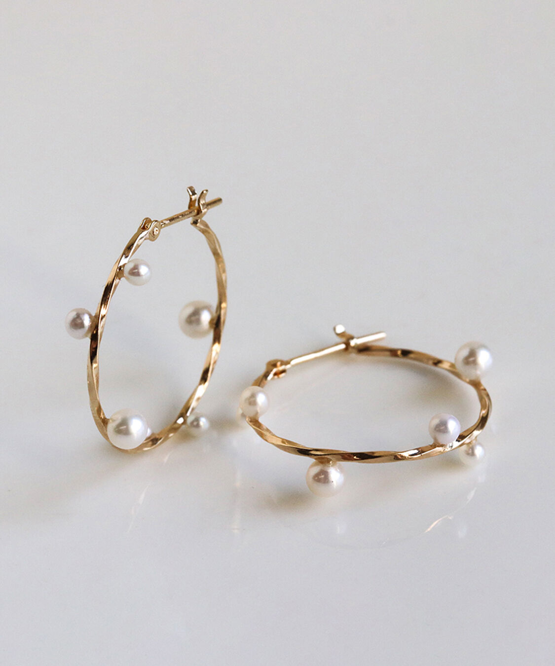  「パール リリー スナップ フープ ピアス| K10YG〈2026 Spring Collection〉」|ピアス|