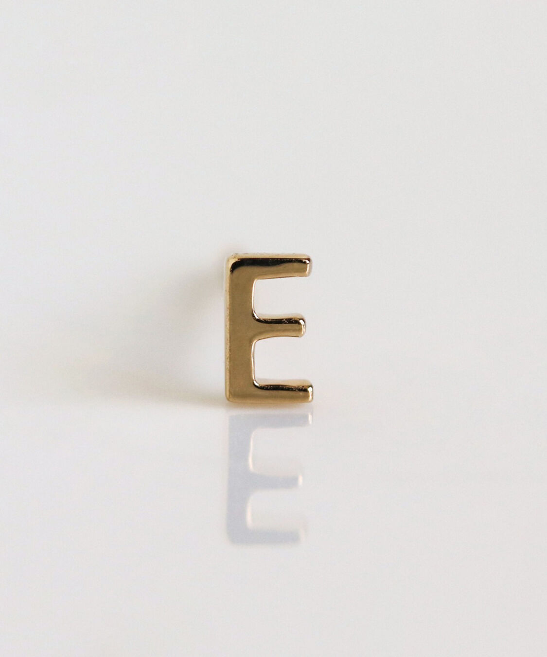  「ゴールド イニシャル ピアス | K10YG 【片耳用】」|ピアス|E