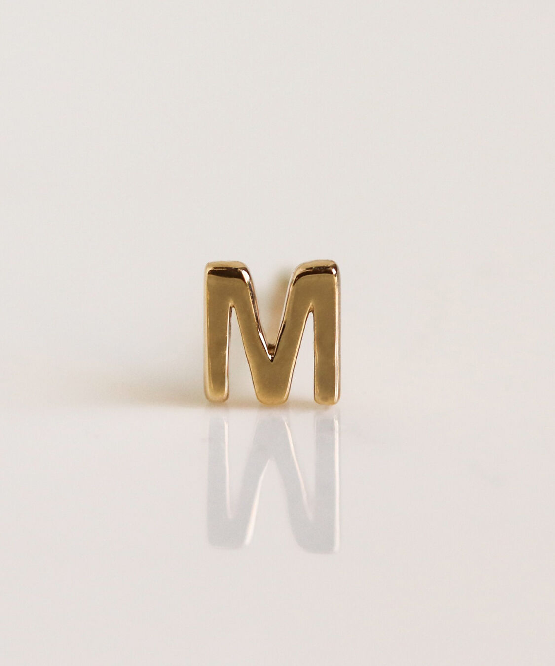  「ゴールド イニシャル ピアス | K10YG 【片耳用】」|ピアス|M