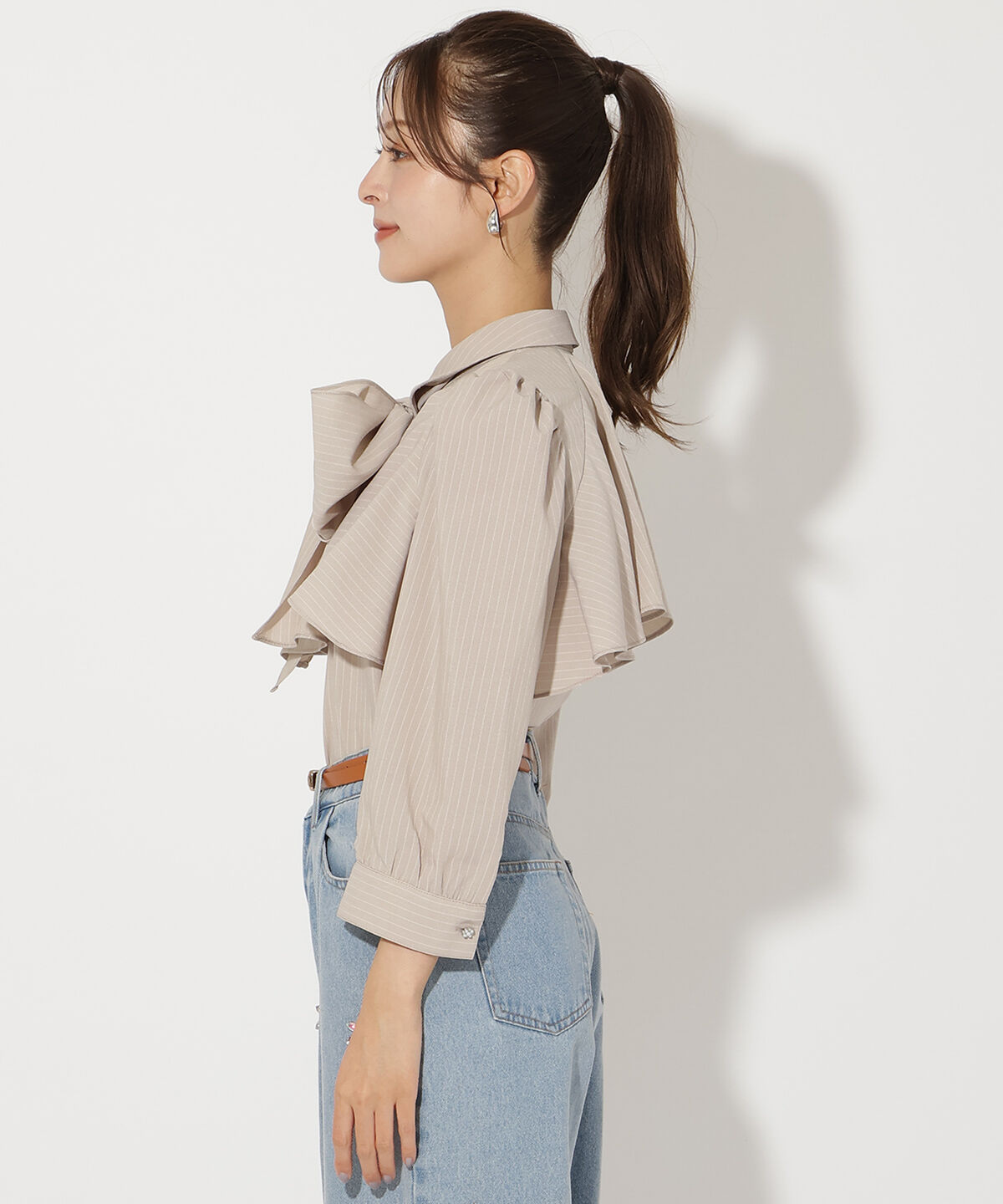 アンドクチュール「ビジューボタンフリルケープブラウス」|シャツ・ブラウス|