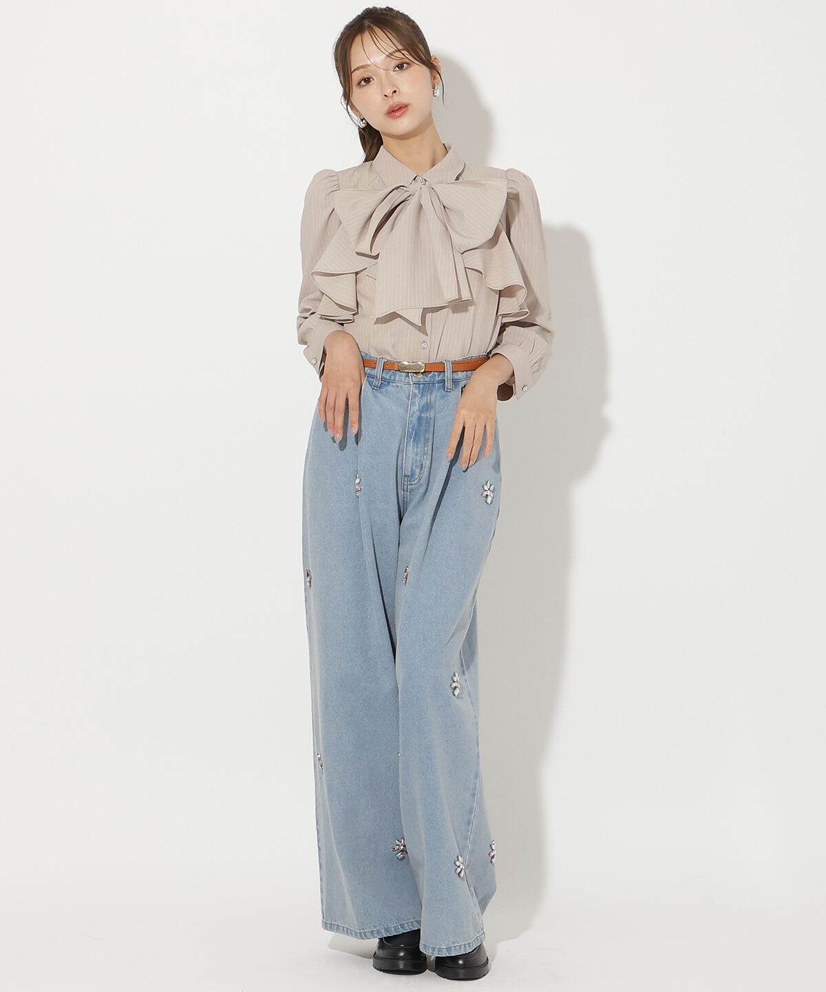 アンドクチュール「ビジューボタンフリルケープブラウス」|シャツ・ブラウス|